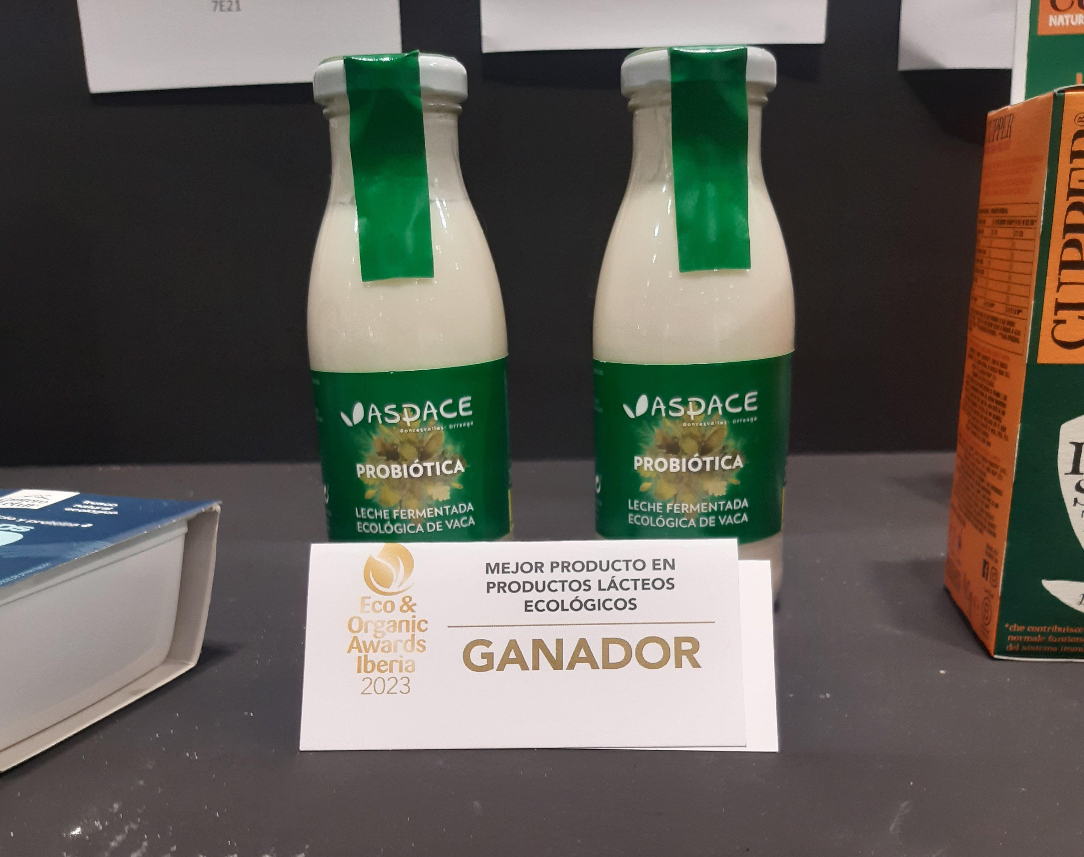Fotografía de dos botellas de la leche ganadora