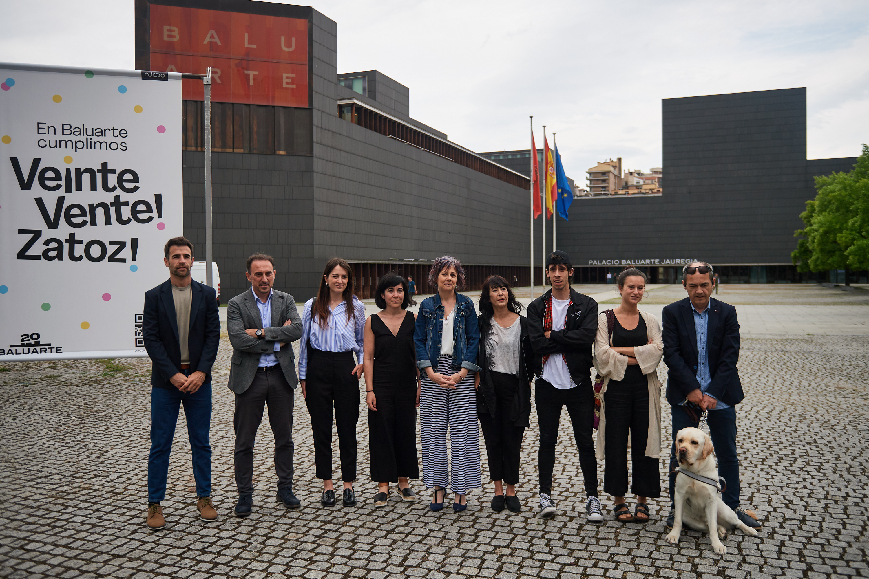 Fotografía de la consejera Esnaola, acompañada de personal de Baluarte, artistas participantes en el programa de actividades y representantes de empresas colaboradoras en el Plan Estratégico.
