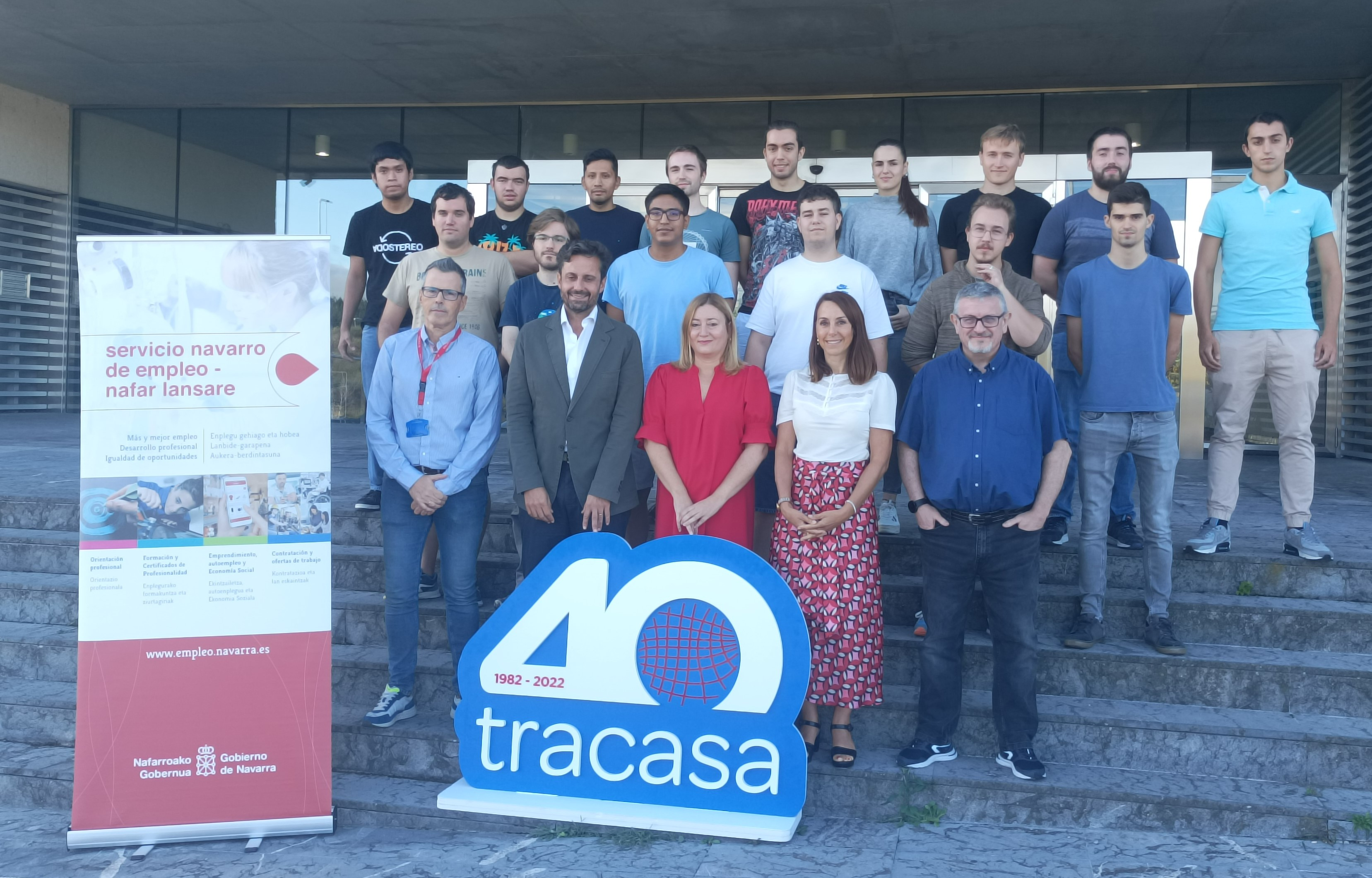 Fotografía de la directora gerente del Servicio Navarro de Empleo-Nafar Lansare, Miriam Martón, en el centro, junto a los participantes en el programa.