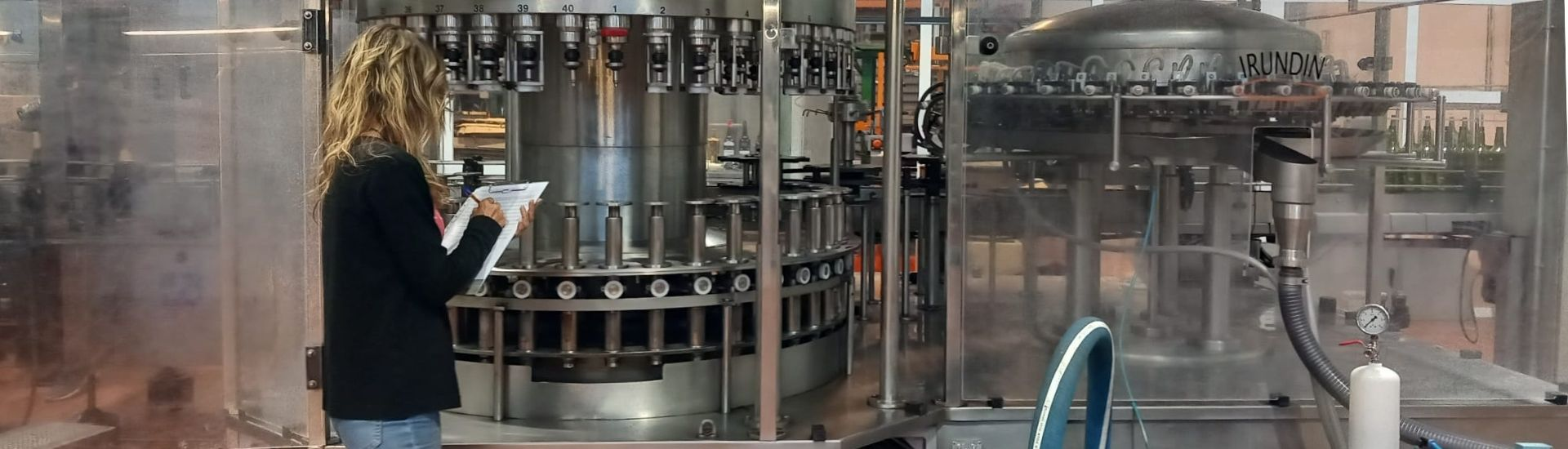Fotografía del interior de una fábrica