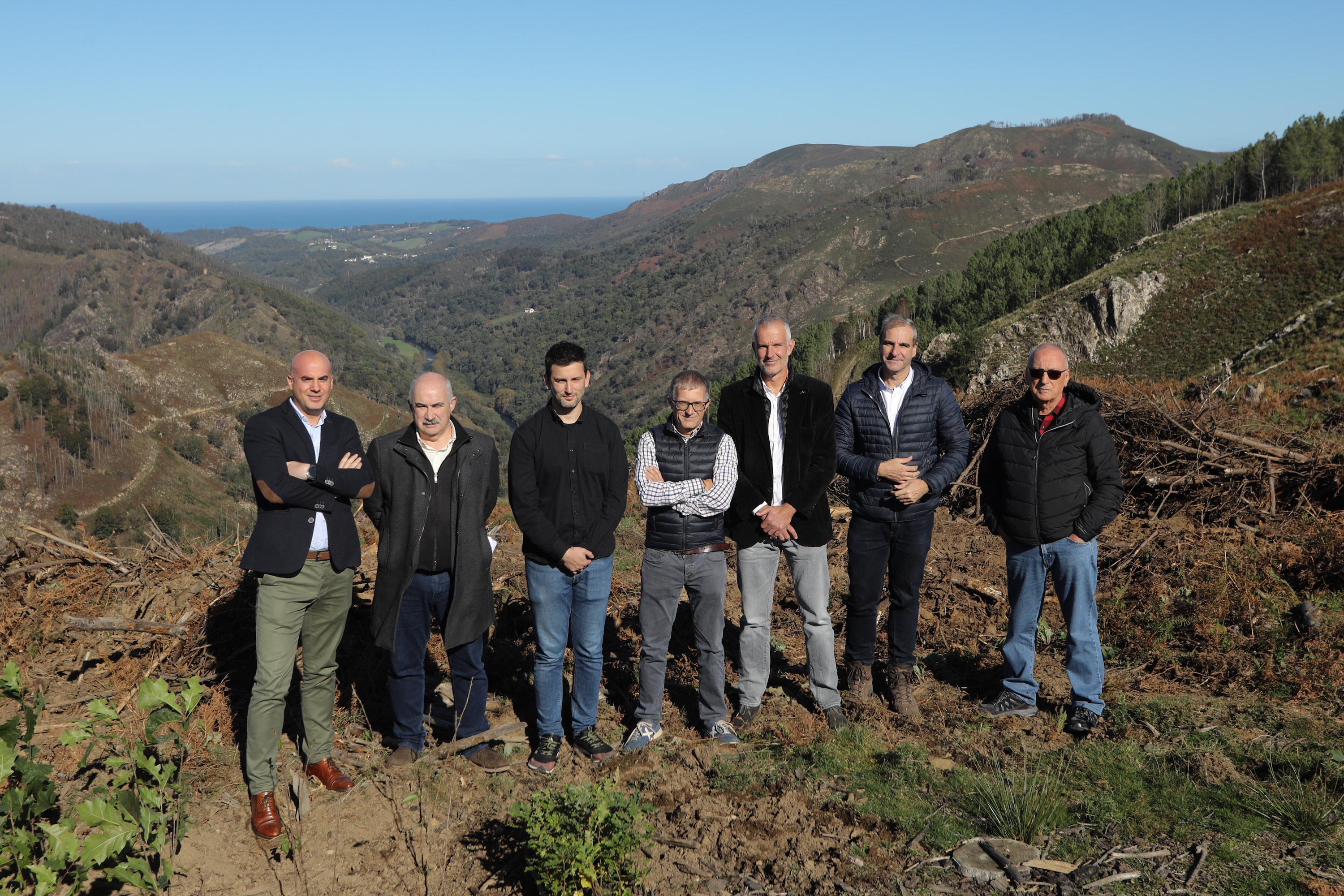 Fotografía de Javier Martínez (Caja Rural), José Mari Aierdi (consejero), Ladis Satrustegi (alcalde),Francisco Fernández Nistal (CPEN), François Delamare (ArcelorMittal Lesaka), Luis Sanz (GAN-NIK)y Pello Astiz (concejal de Lesaka) en el paraje de Eskolamendi.