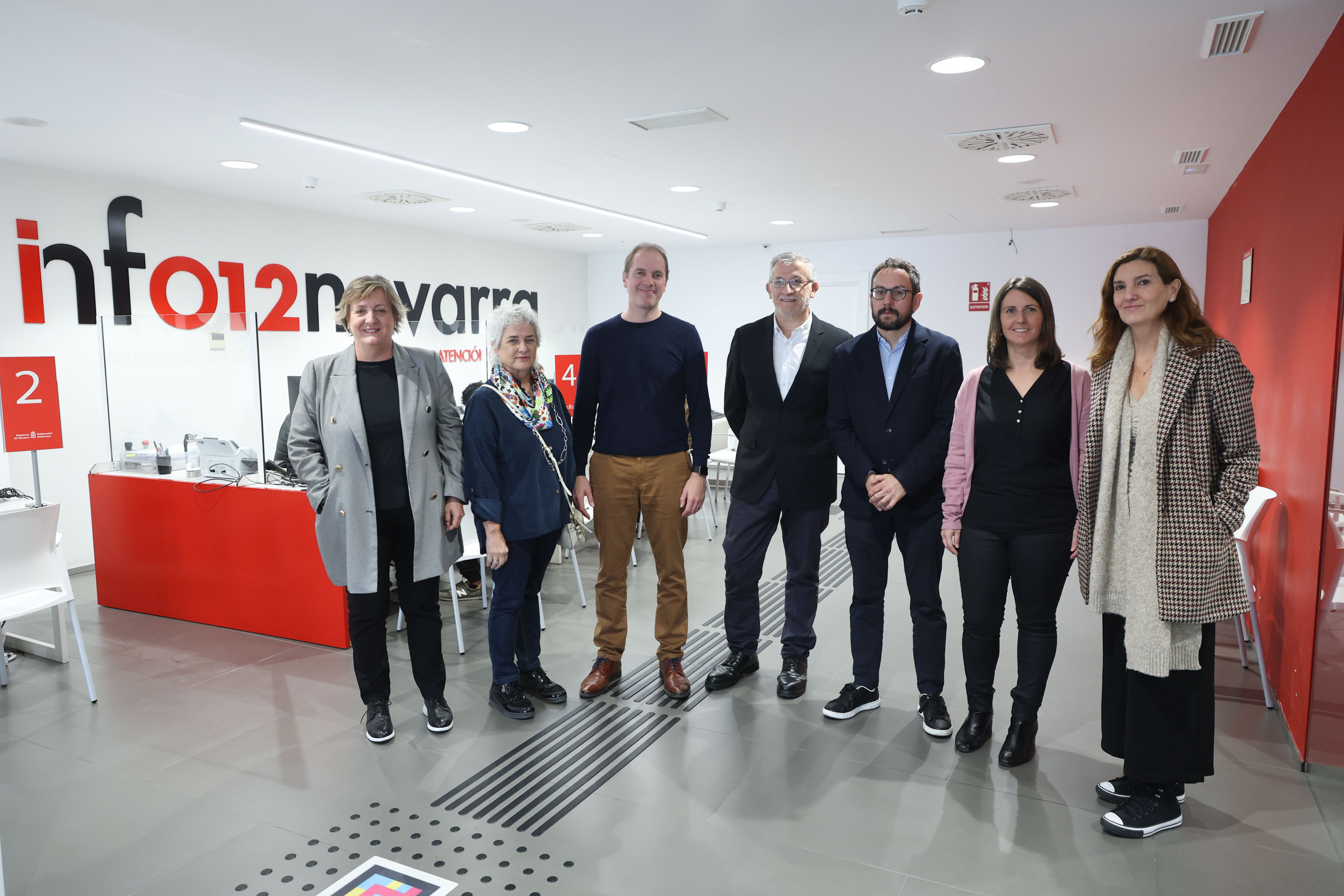 Fotografía de Toya Bernad, Itziar Ayerdi, Iñaki Pinillos, el vicepresidente Taberna, Joseba Asian, Leticia Gurpegui y Carmen Vallés, en su visita a la Oficina de Atención Ciudadana de Tudela.