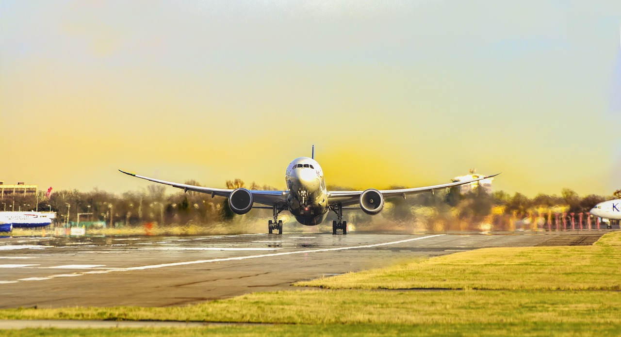 Fotografía de un avión despegando