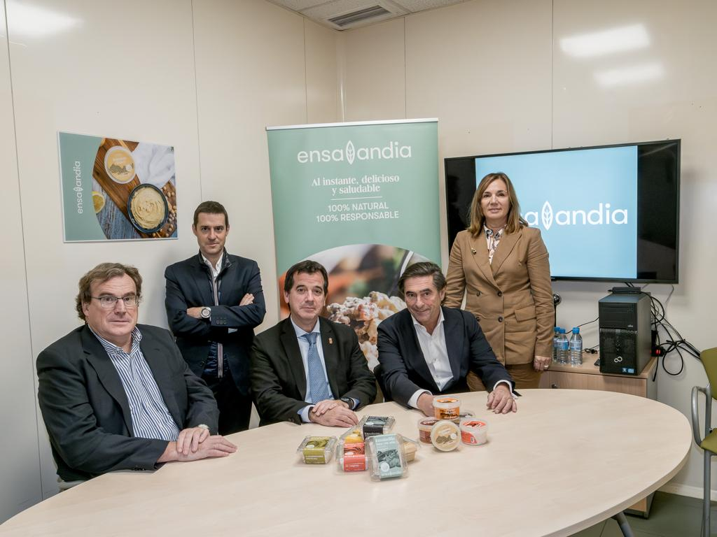 Fotografía de varios representantes de Sodena y de Egrin Alimentación