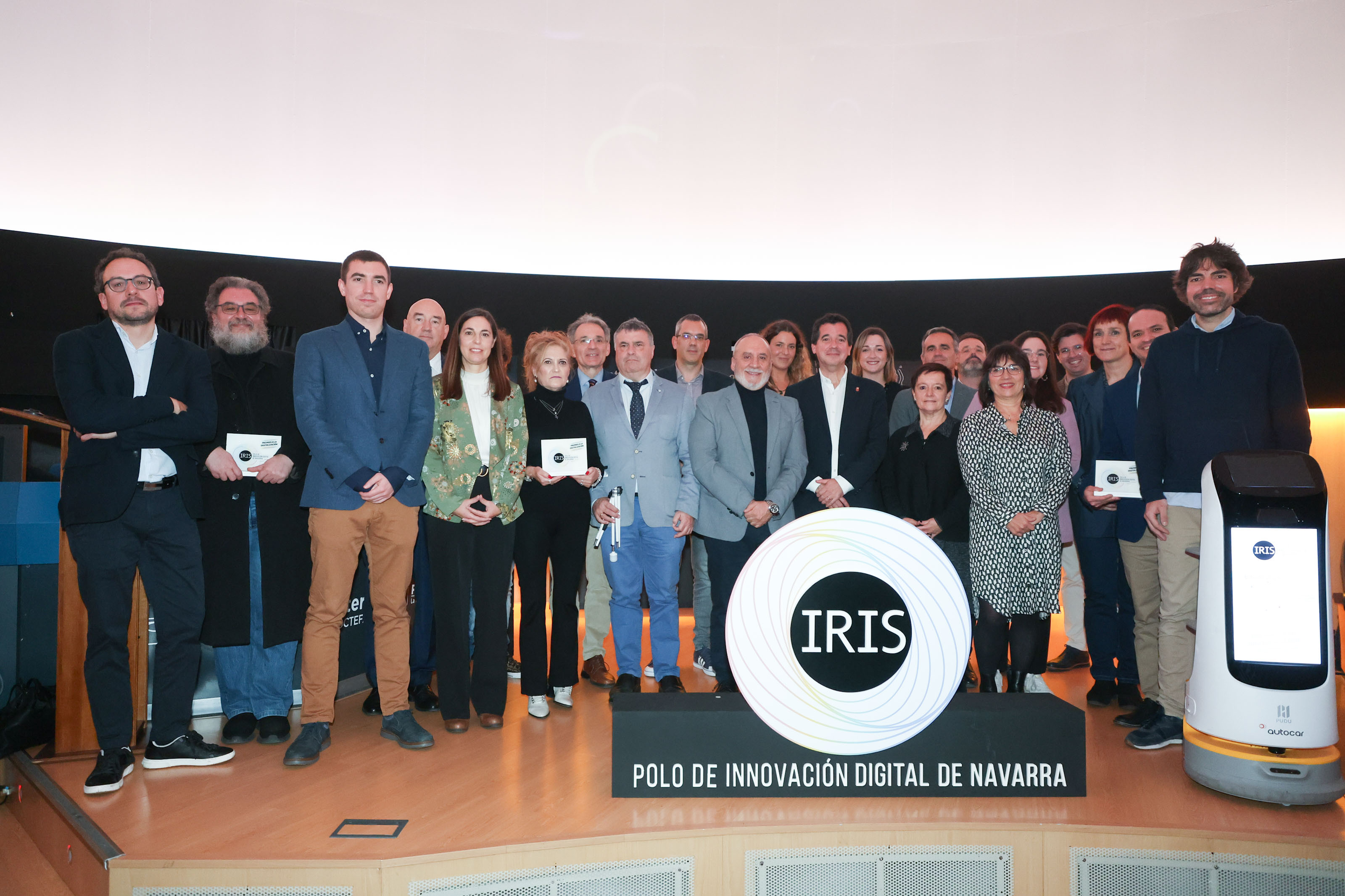 Fotografía de los consejeros Cigudosa e Irujo junto a otras autoridades y representantes de las entidades premiadas.