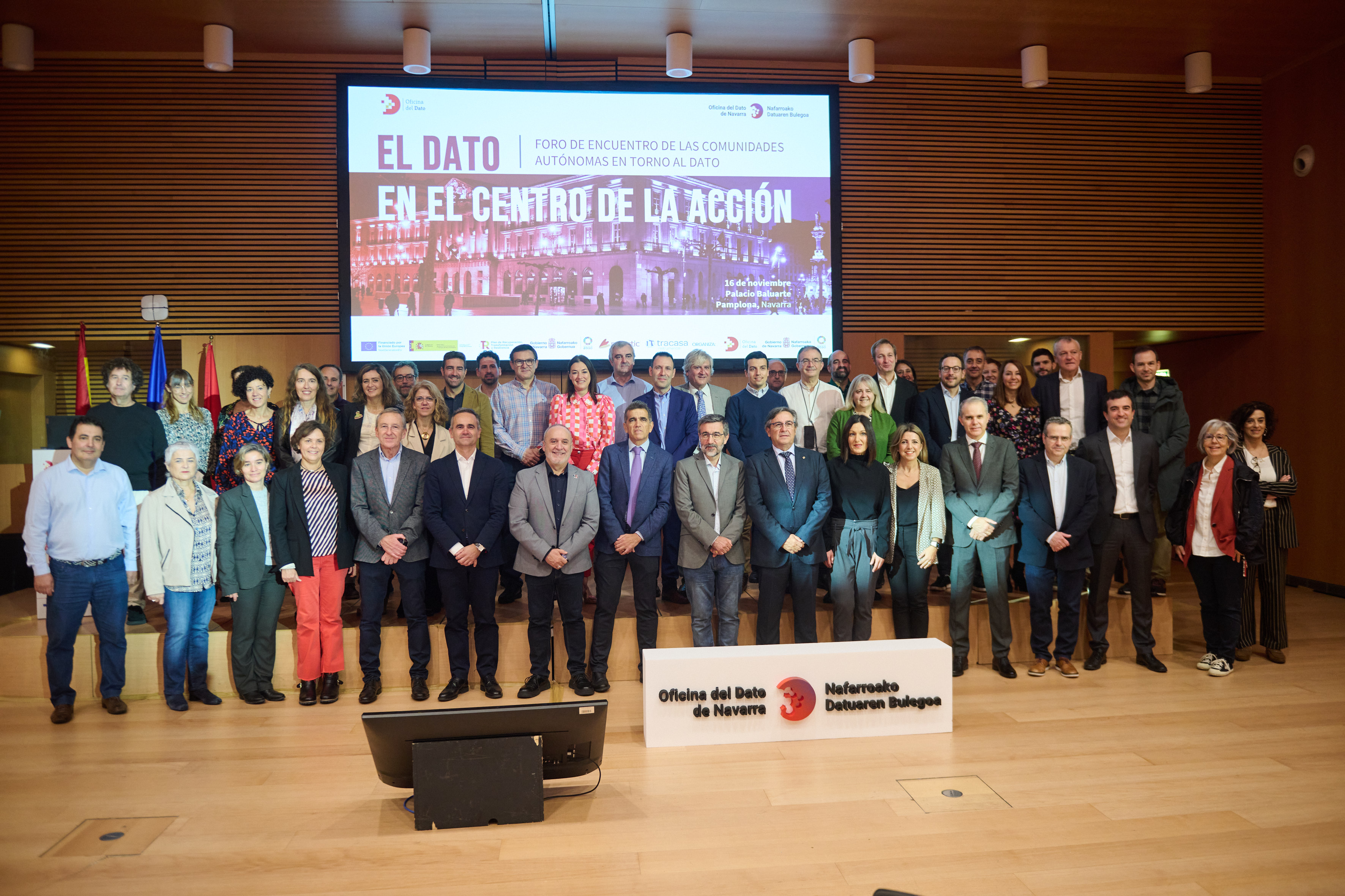 Fotografía del consejero Cigudosa, junto a participantes en el foro de encuentro.