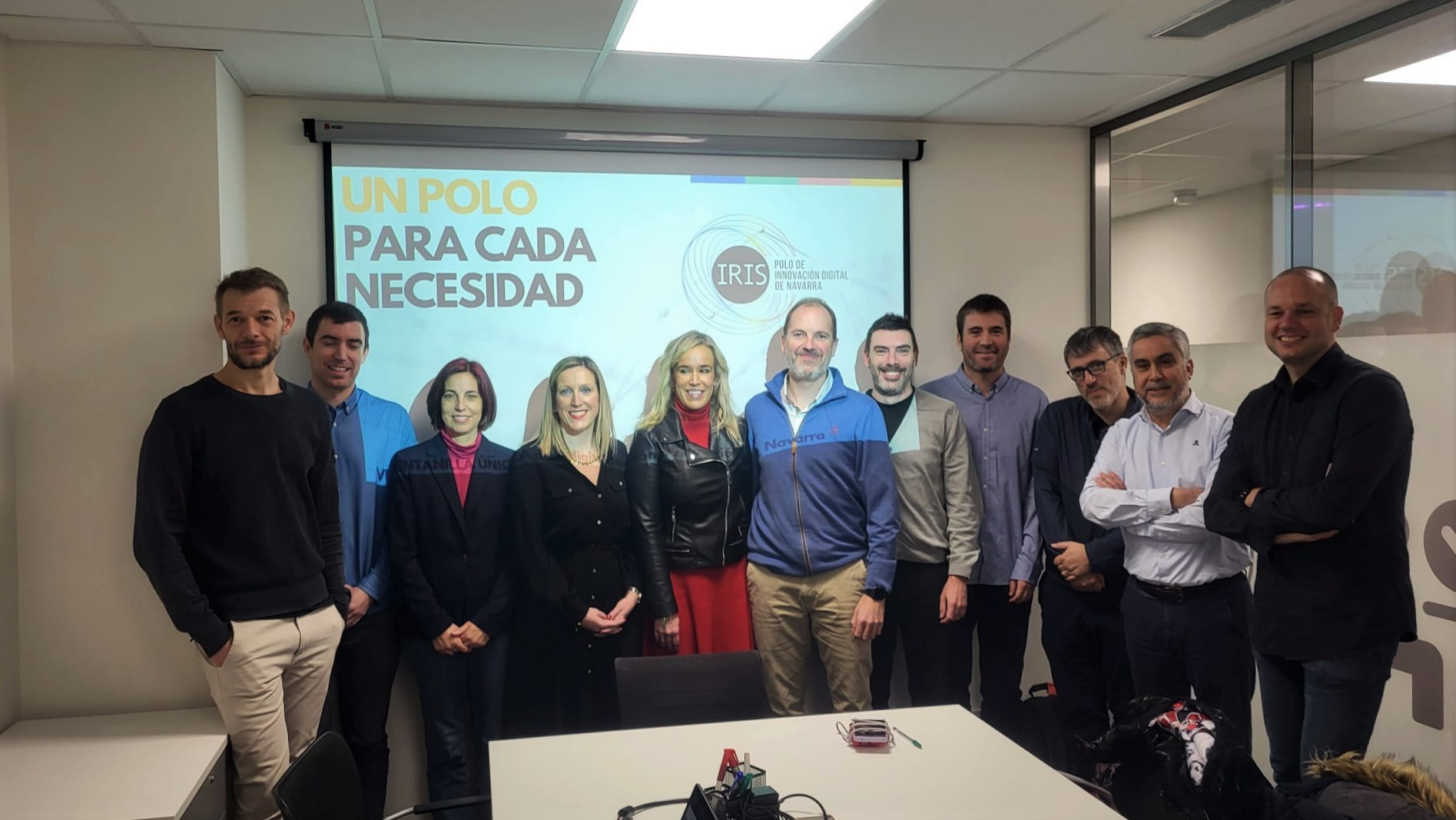 Fotografía de la consejera Fanlo junto a los asistentes a la reunión sobre el Polo de Innovación Digital de Navarra, IRIS