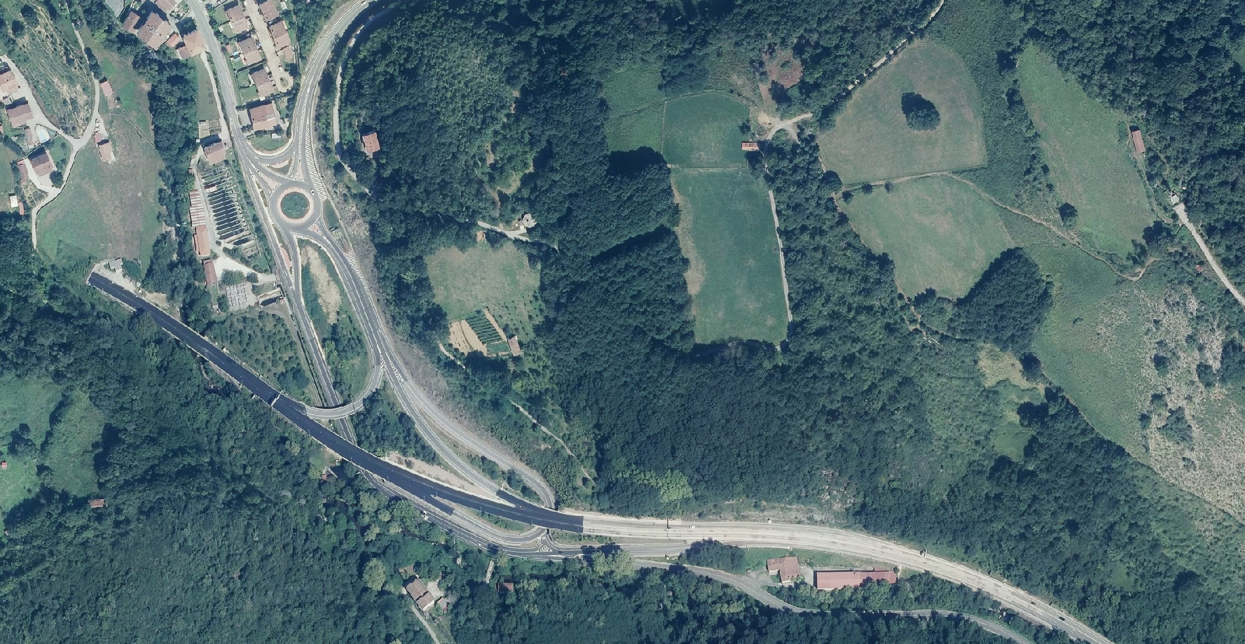 Fotografía de una nueva ortofoto en la que se puede ver la nueva rotonda de entrada a Mugairi y la evolución de las obras en la N-121-A.