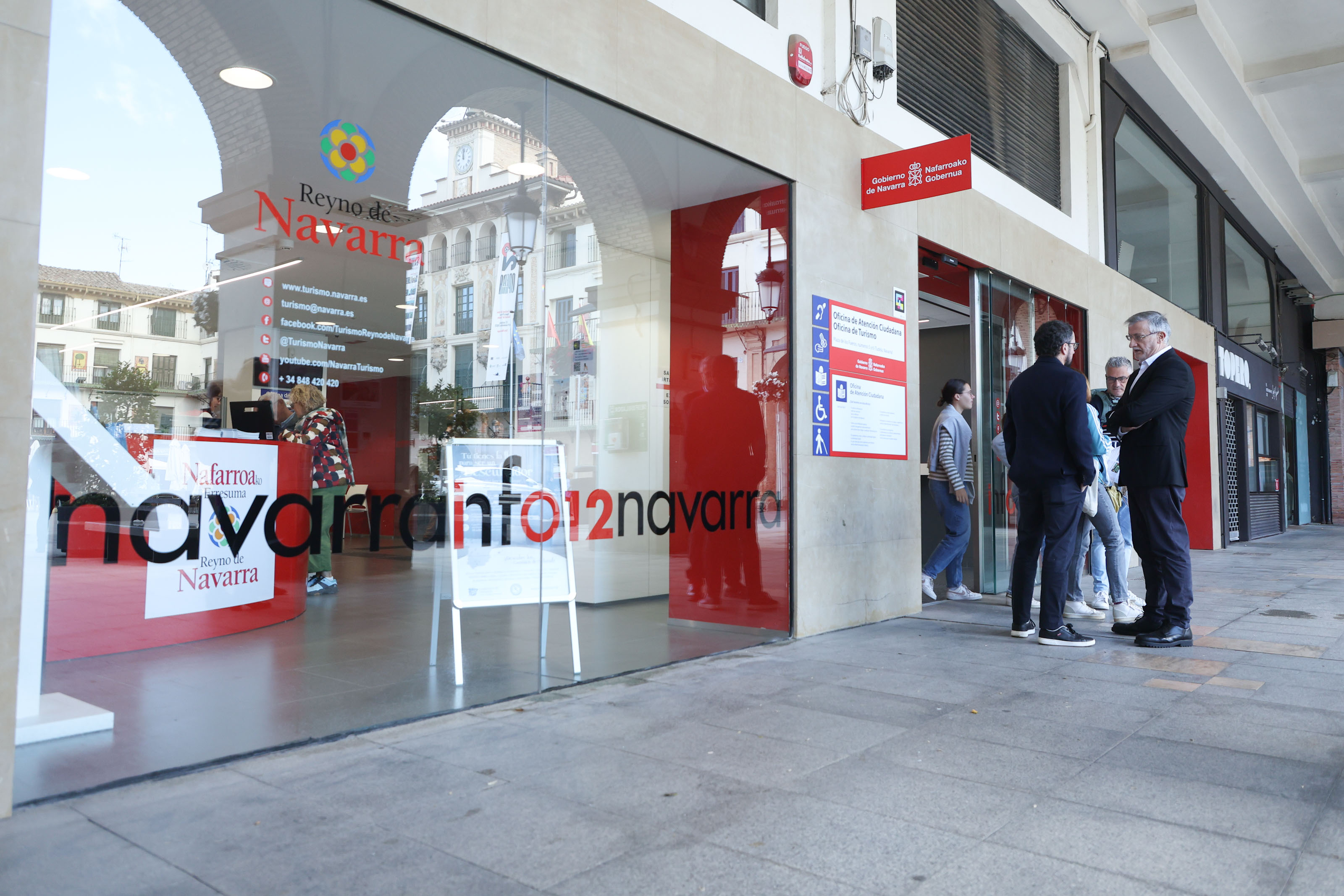 Fotografía del vicepresidente Taberna en la última visita al Servicio de Atención Ciudadana