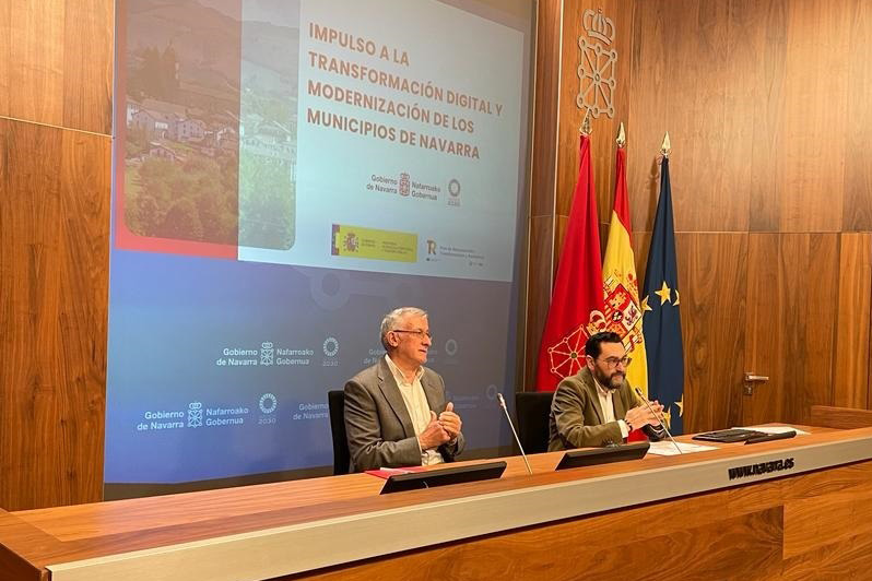 Fotografía del vicepresidente primero y consejero de Presidencia e Igualdad, Félix Taberna, y el director general de Administración Local y Despoblación, Jesús Mari Rodríguez, en la rueda de prensa ofrecida hoy. 