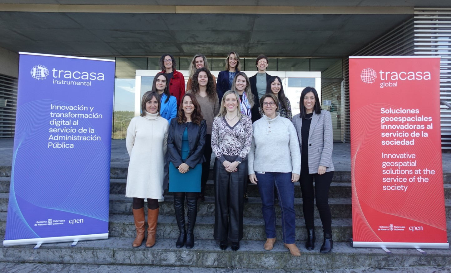 Fotografía de la consejera Fanlo, con las doce profesionales que conforman ‘TracasaWomen TIC’ 