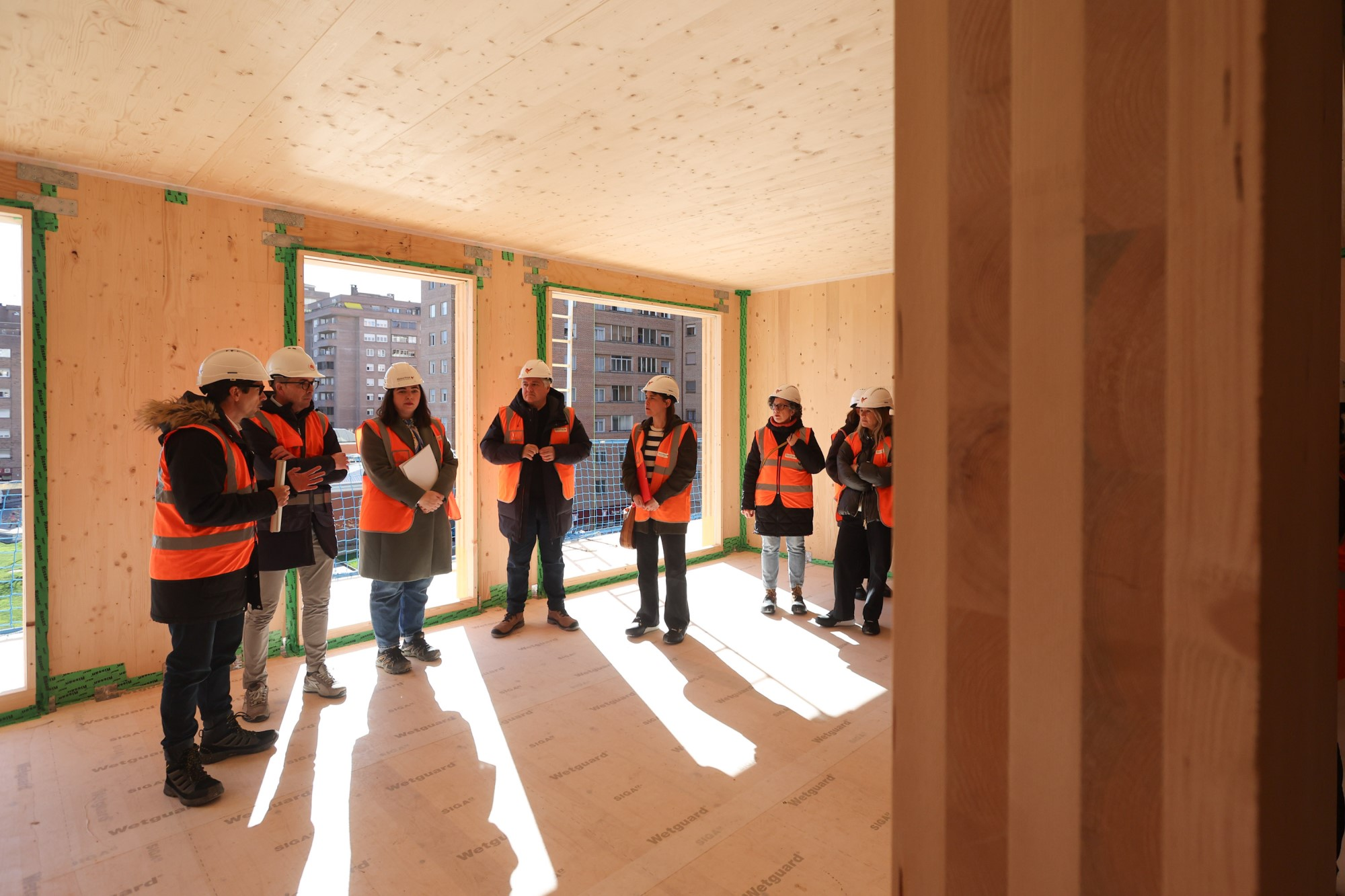 Fotografía de un momento de la visita a la construcción de viviendas