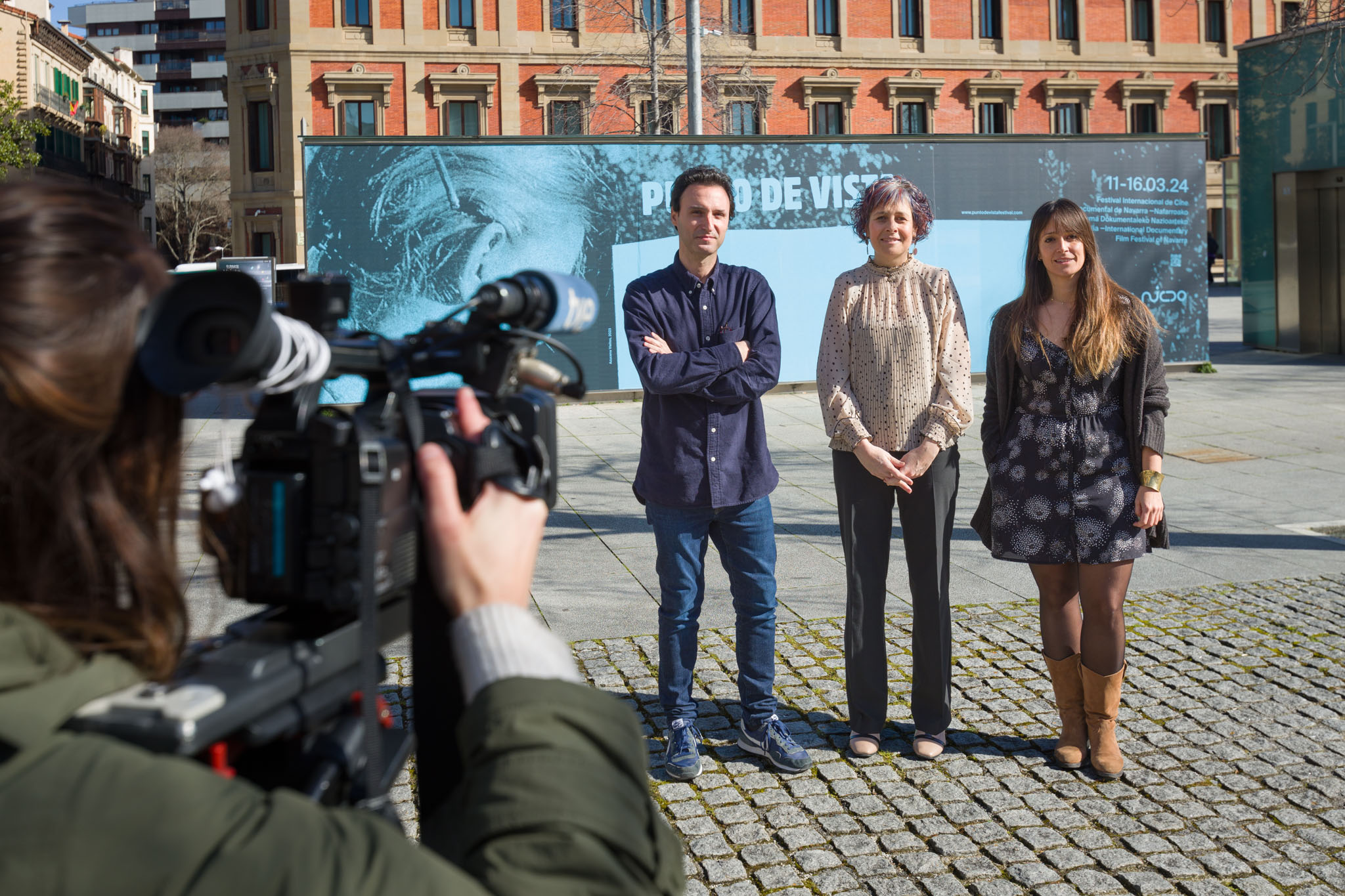 Fotografía de tres personas durante la presentación