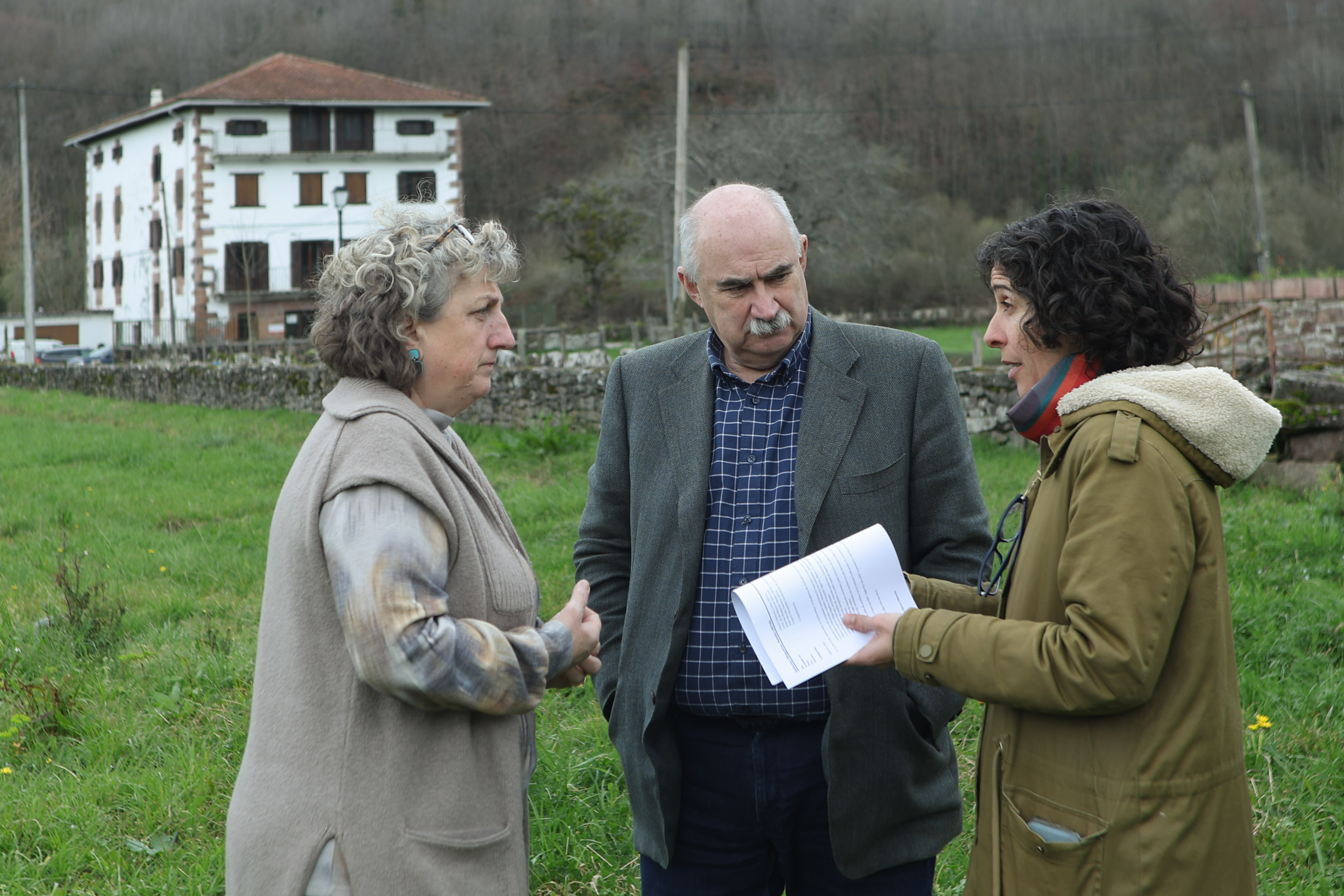 Fotografía del consejero Aierdi, la gerente de Cederna-Garaluz y la directora gerente de INTIA