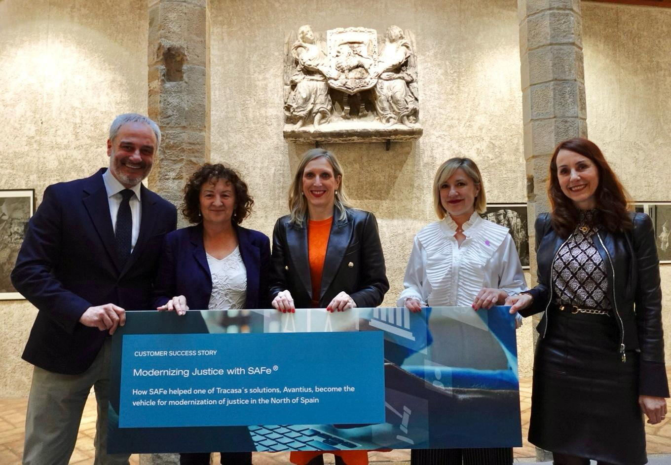 Fotografía de las consejeras Fanlo y López, junto con representantes de Tracasa.