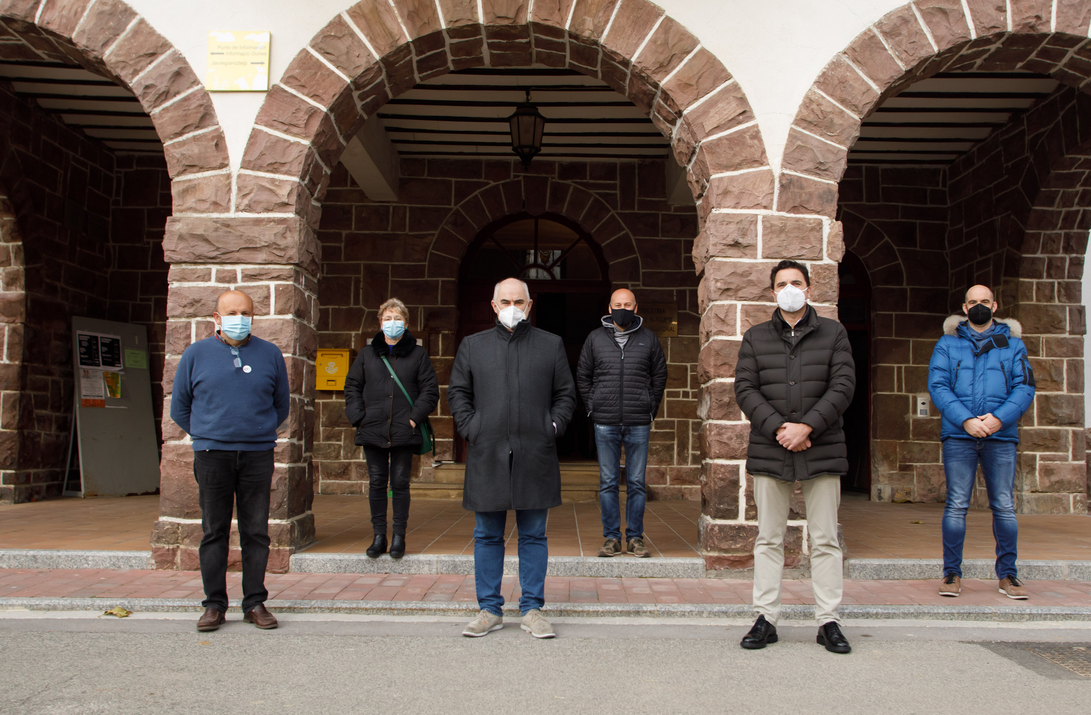 De izda. a dcha.: José Irigaray, alcalde de Burguete; Amparo Viñuales, alcaldesa de Roncal; el vicepresidente José Mª Aierdi; el presidente del Concejo de Espinal, Mikel Joseba Landabere; el director gerente de Nasuvinsa, Alberto Bayona; y el teniente de alcalde de Jaurrieta, José Manuel Narvaiz.
