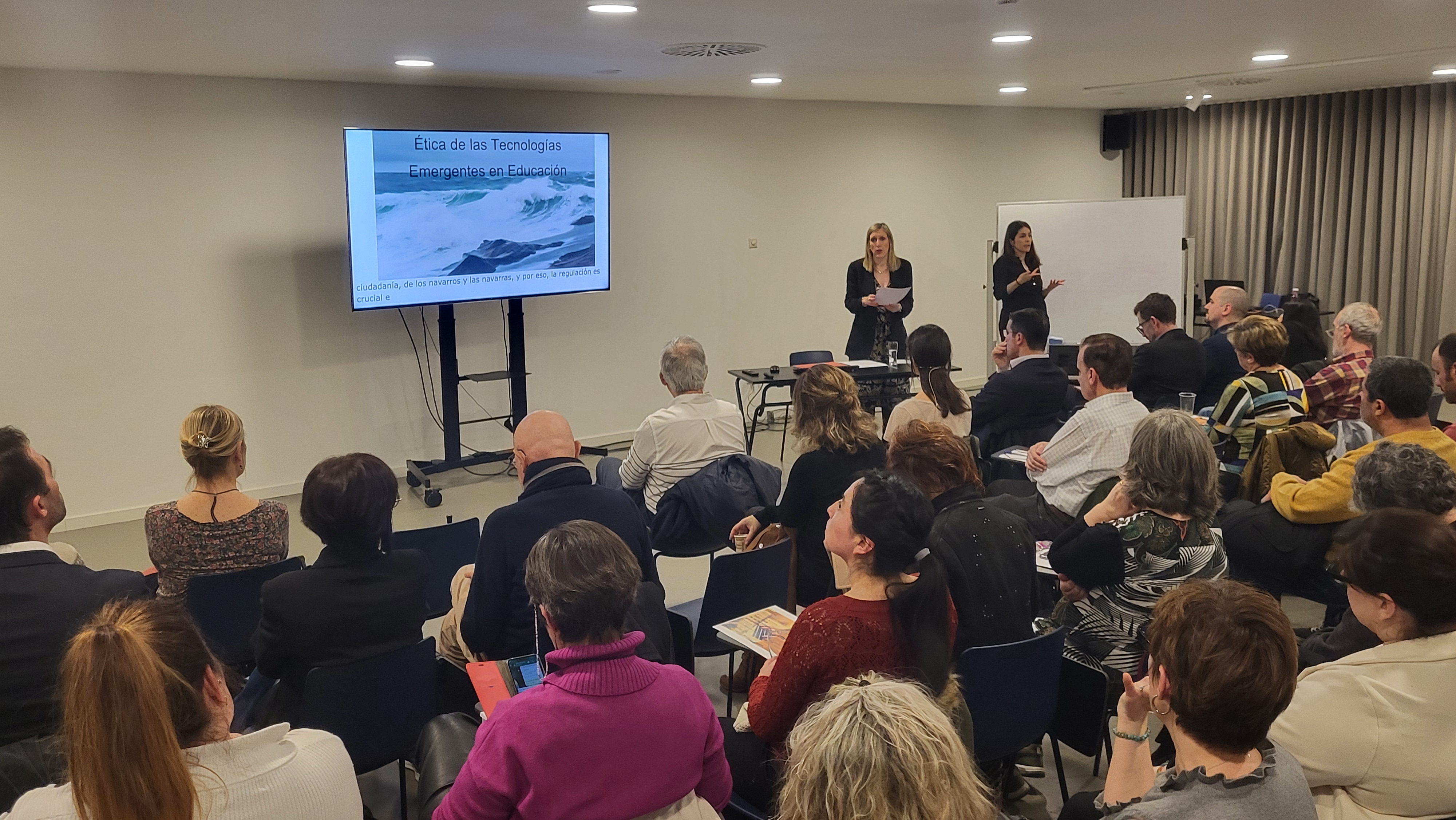 Fotografía de la consejera Fanlo, durante la inauguración del taller "Ética de las tecnologías emergentes".