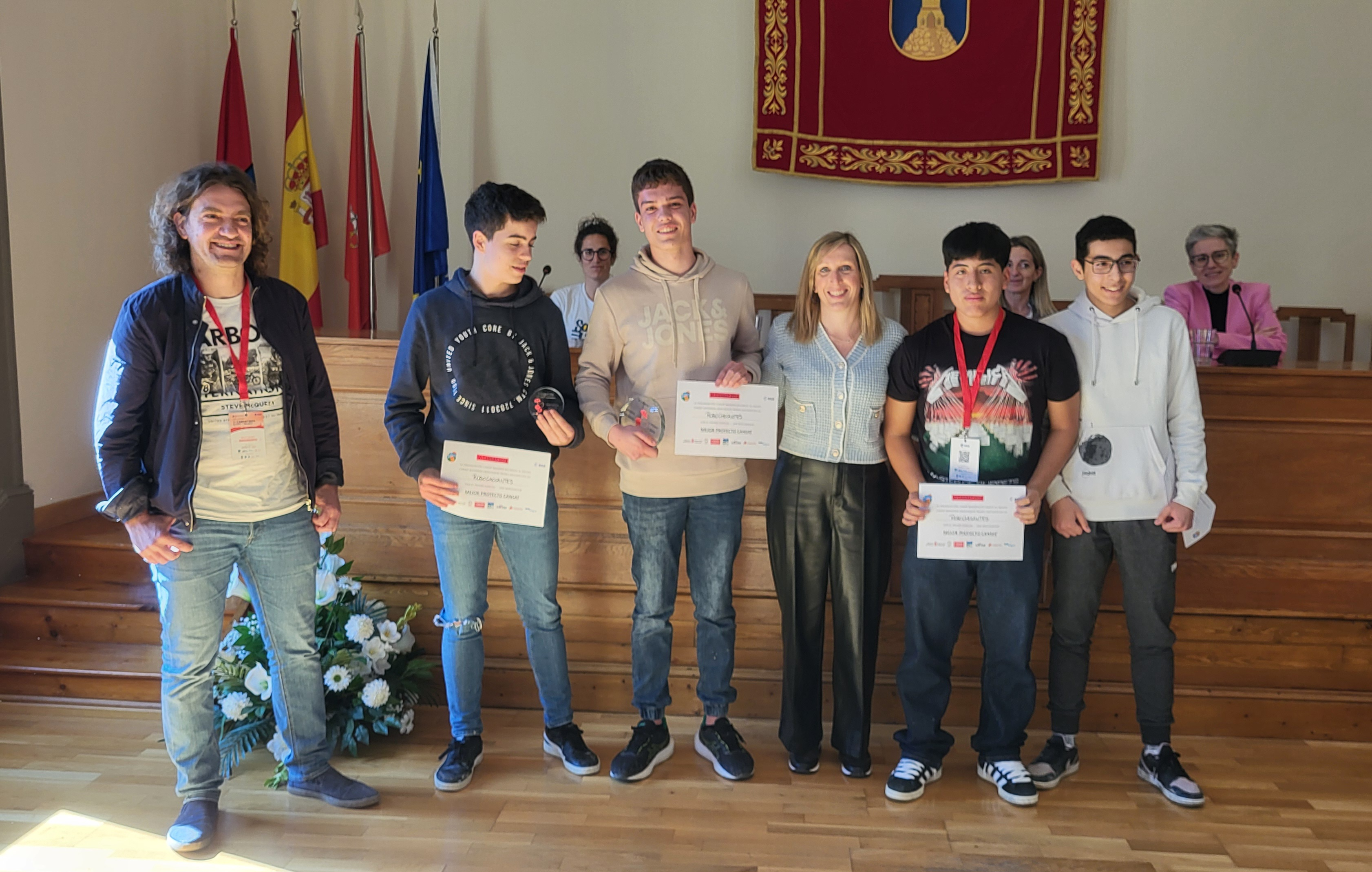 Fotografía del equipo Robochocantes del IES Marqués de Villena de Marcilla, ganador de la VI edición de CanSat Navarra, junto con la consejera Patricia Fanlo