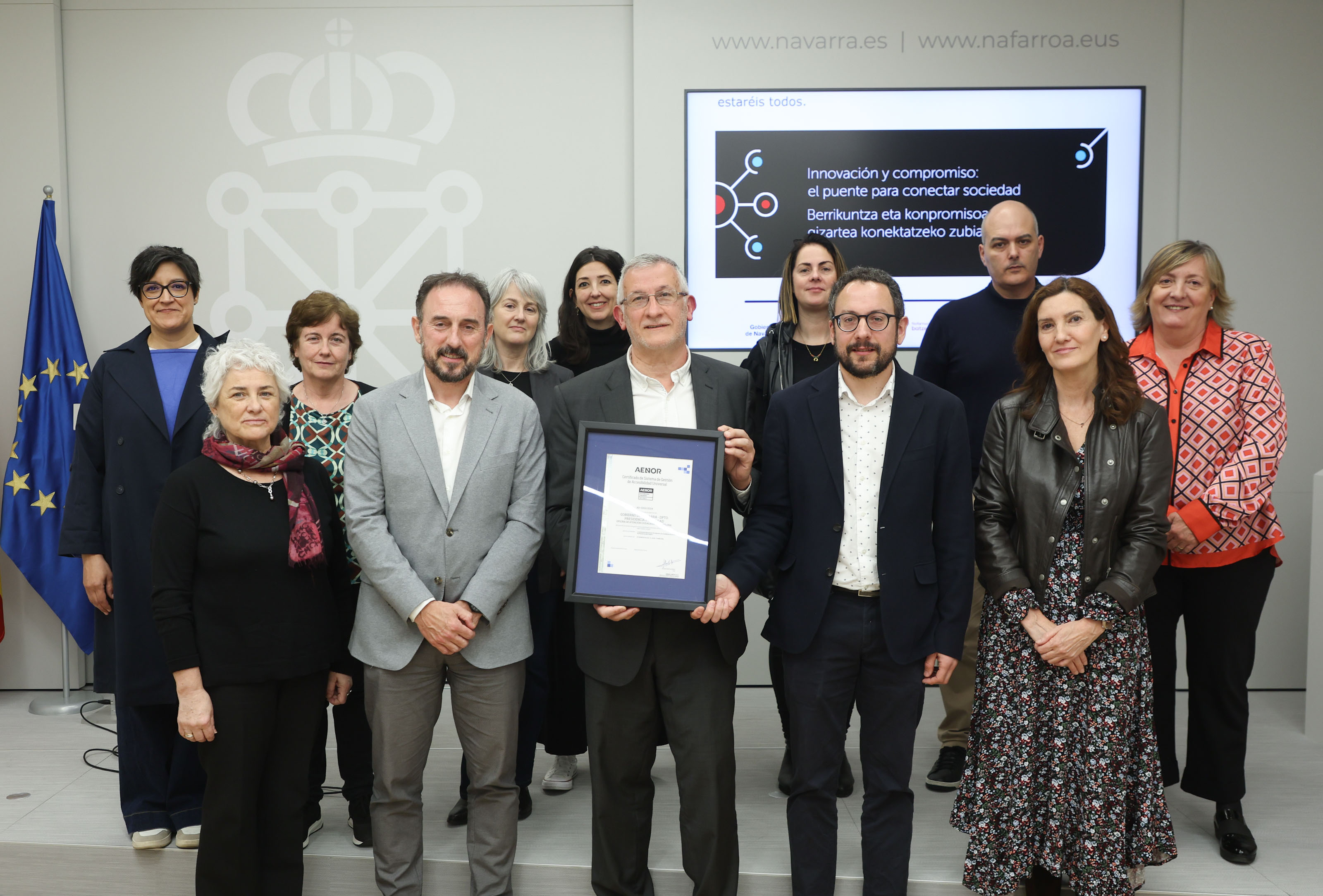 Fotografía de varios presentes a la entrega del premio.