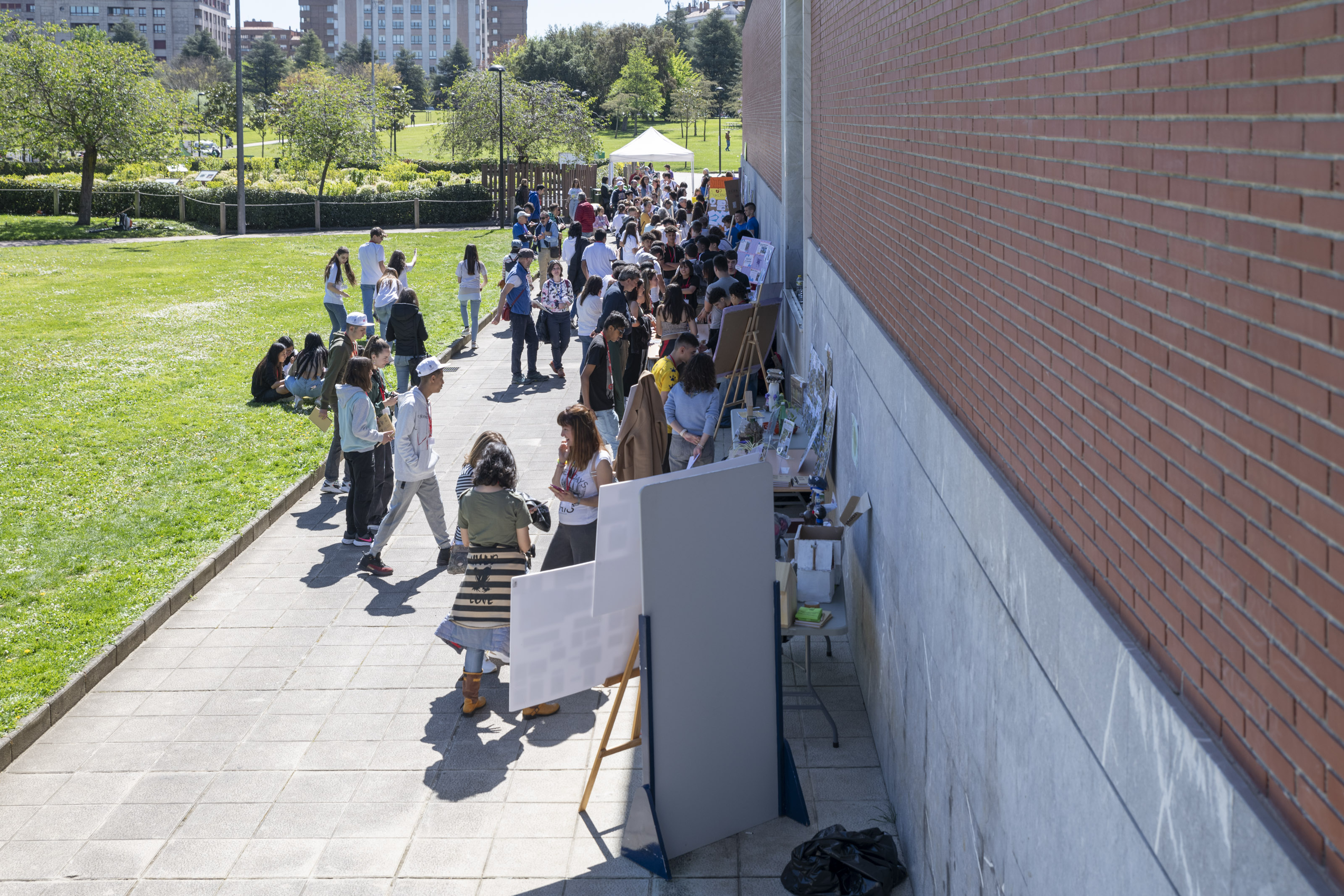 Fotografía de varios alumnos en el exterior del Planetario de Pamplona