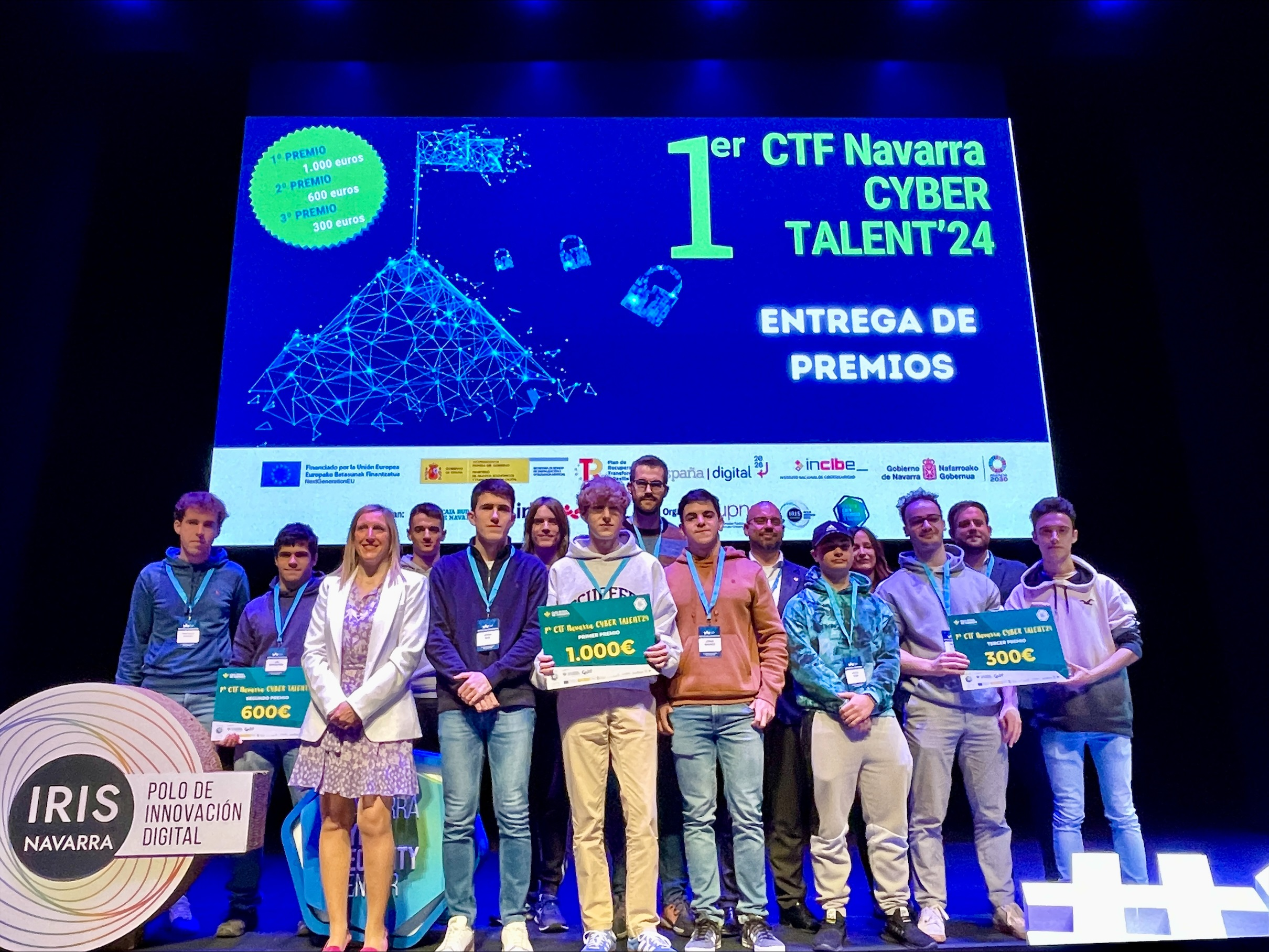 Fotografía de la consejera Fanlo con los equipos premiados