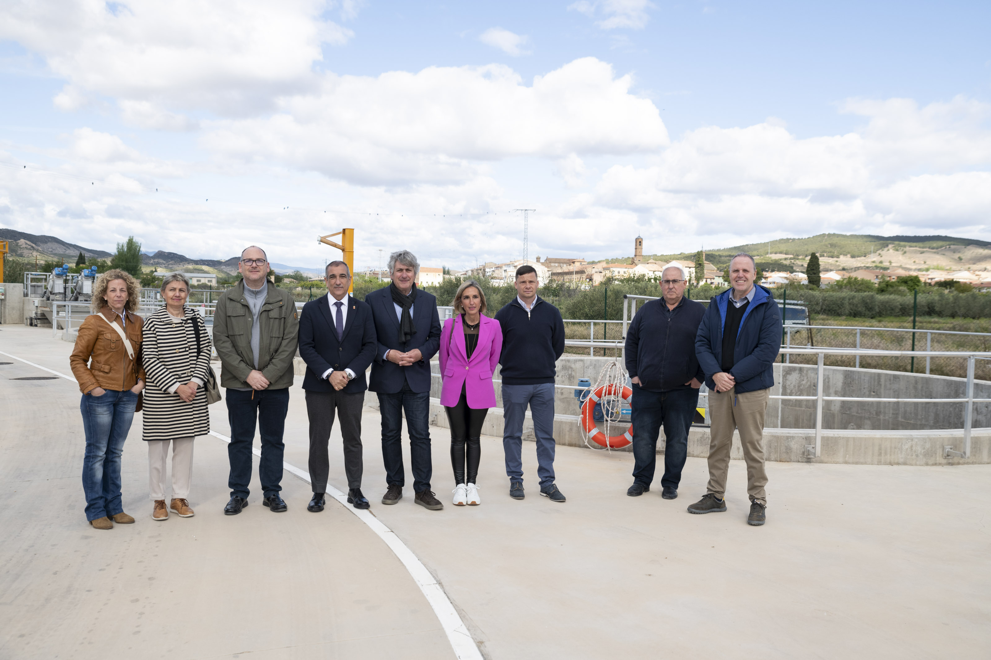 Fotografía del consejero Chivite y el resto de personas participantes en la visita. 