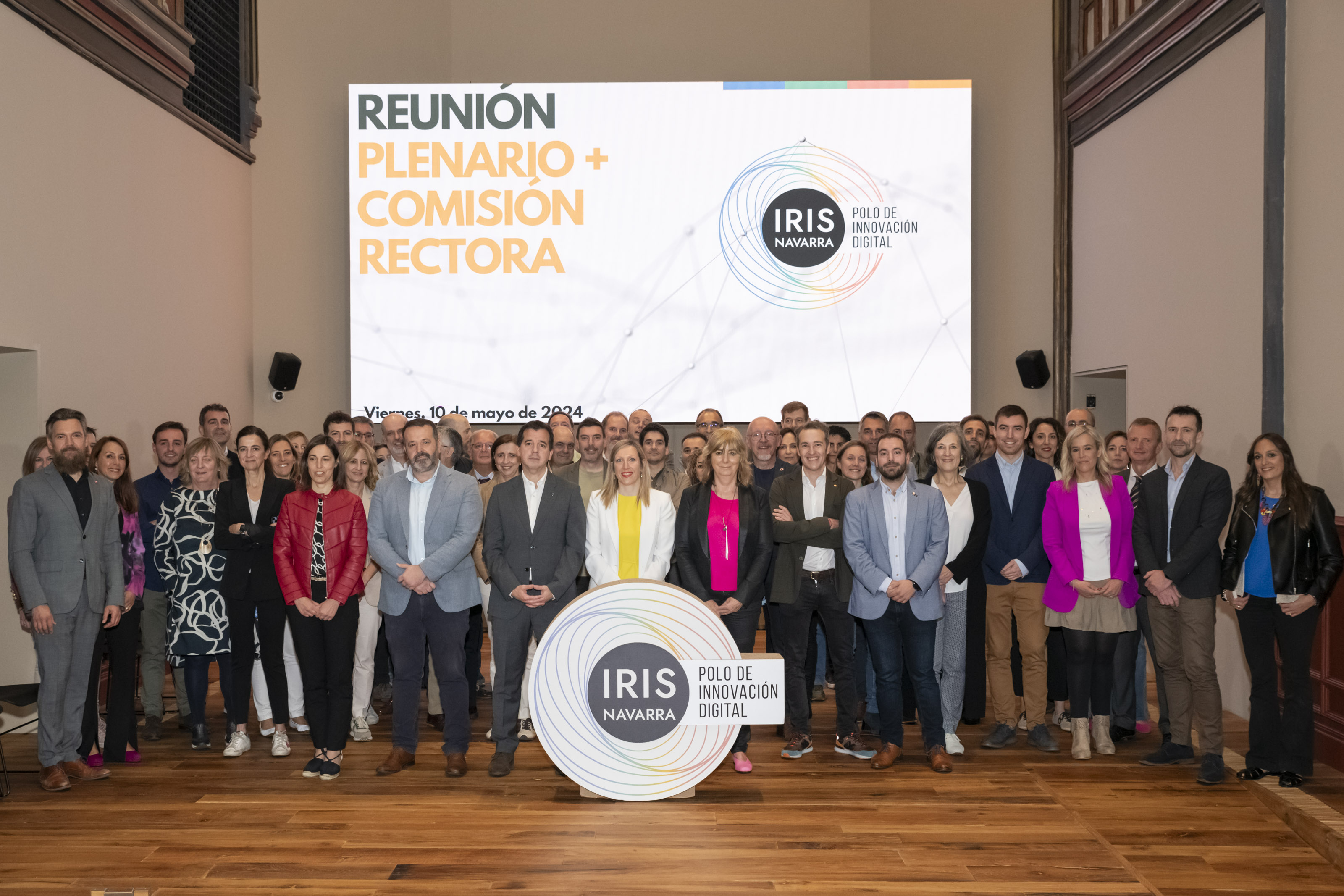 Fotografía del consejero Irujo, la consejera Fanlo y la vicepresidenta Ollo, con el resto de participantes.  