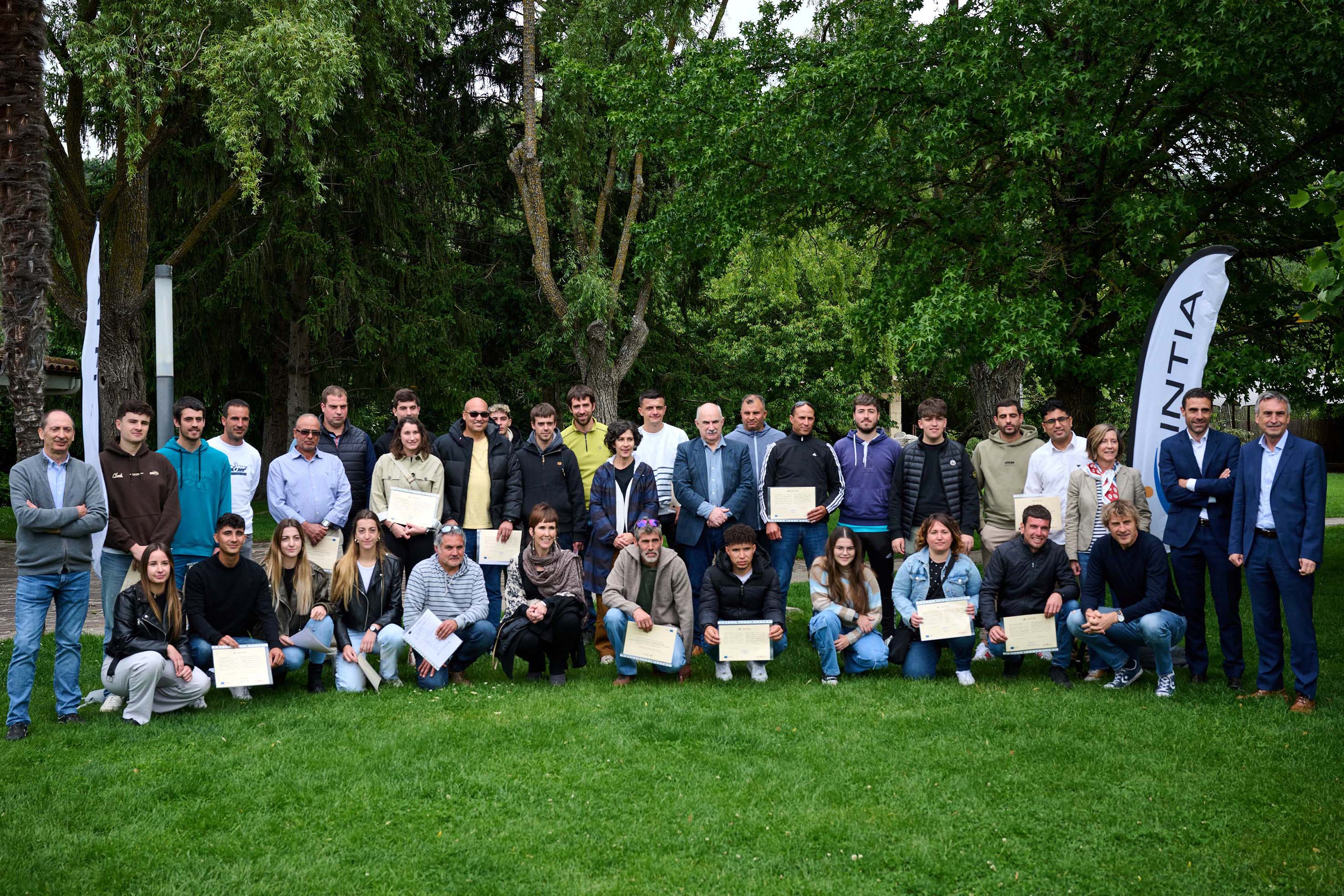 Fotografía del consejero Aierdi, junto al grupo de 31 jóvenes que han acabado la formación de INTIA.