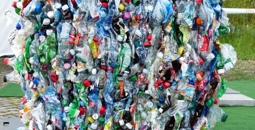 Fotografía de un compactado de plástico para reciclar