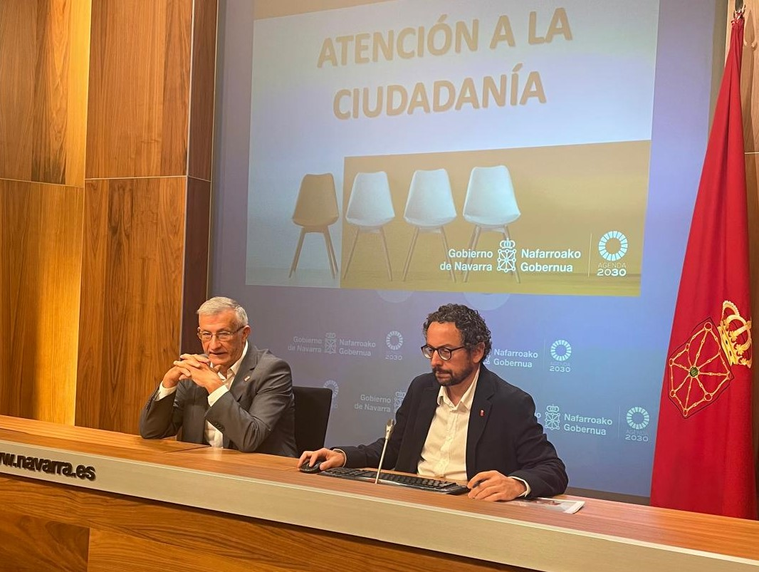 Fotografía del vicepresidente Félix Taberna y Joseba Asiain, durante la rueda de prensa ofrecida hoy.