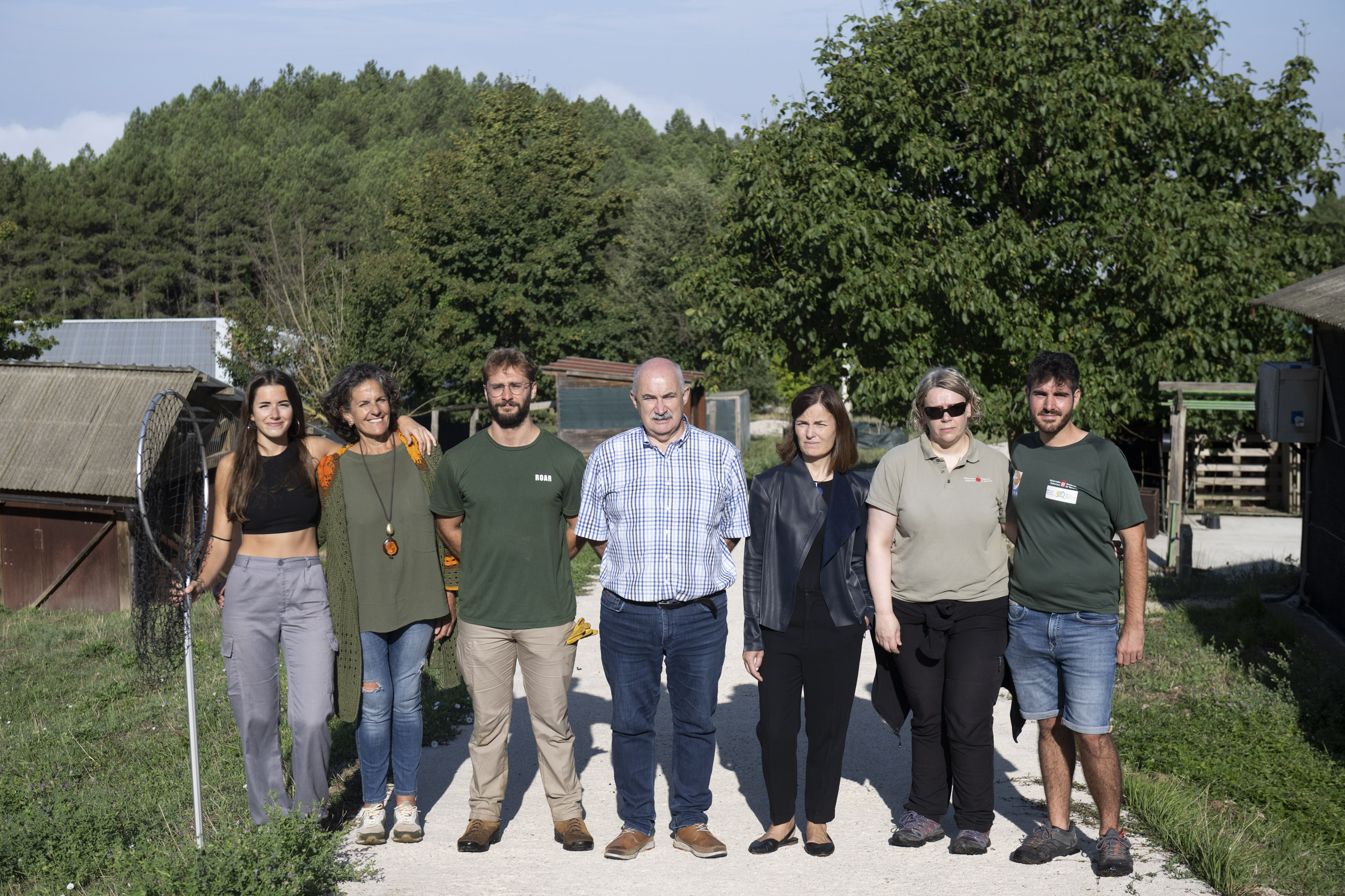 Fotografía del consejero de Desarrollo Rural y Medio Ambiente, José Mari Aierdi, y la directora general de Medio Ambiente, Ana Bretaña, junto a representantes de GAN y técnicos del CRFS Ilundain en la visita realizada hoy.