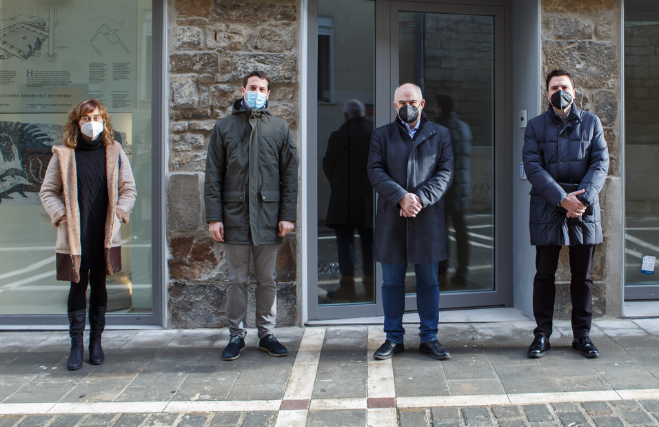 Fotografia del acto de inauguración donde salen cuatro representantes delante de un edificio, tres hombres y una mujer