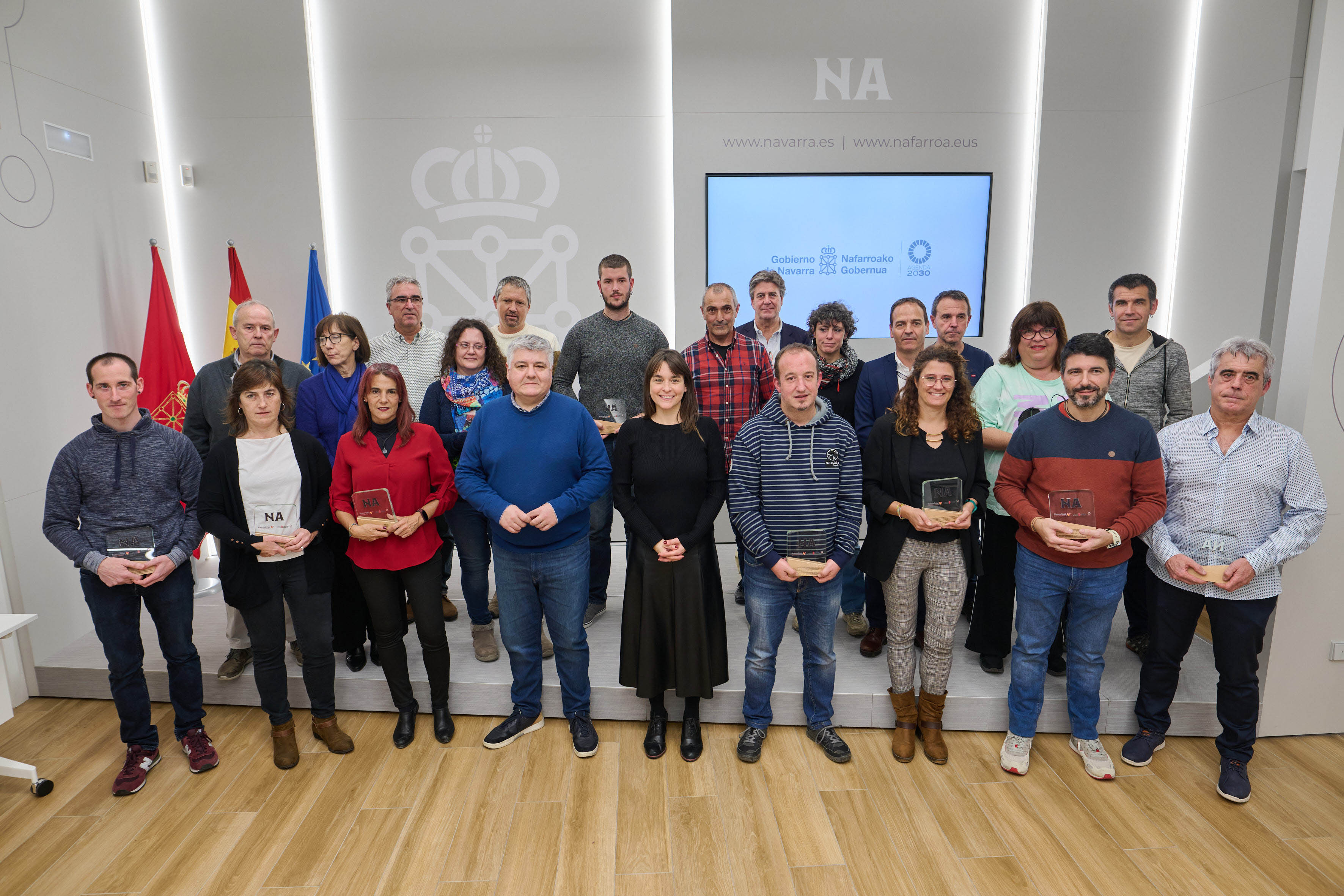 Fotografía de la vicepresidenta Alfaro con las personas reconocidas esta tarde en el Palacio de Navarra por ceder viviendas a la Bolsa de Alquiler del Gobierno de Navarra.
