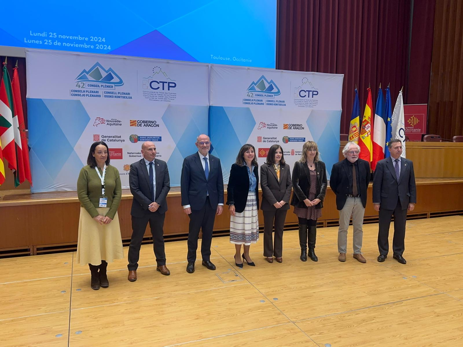 Fotografía de la vicepresidenta Ana Ollo con representantes del resto de regiones presentes en el plenario de la CTP.