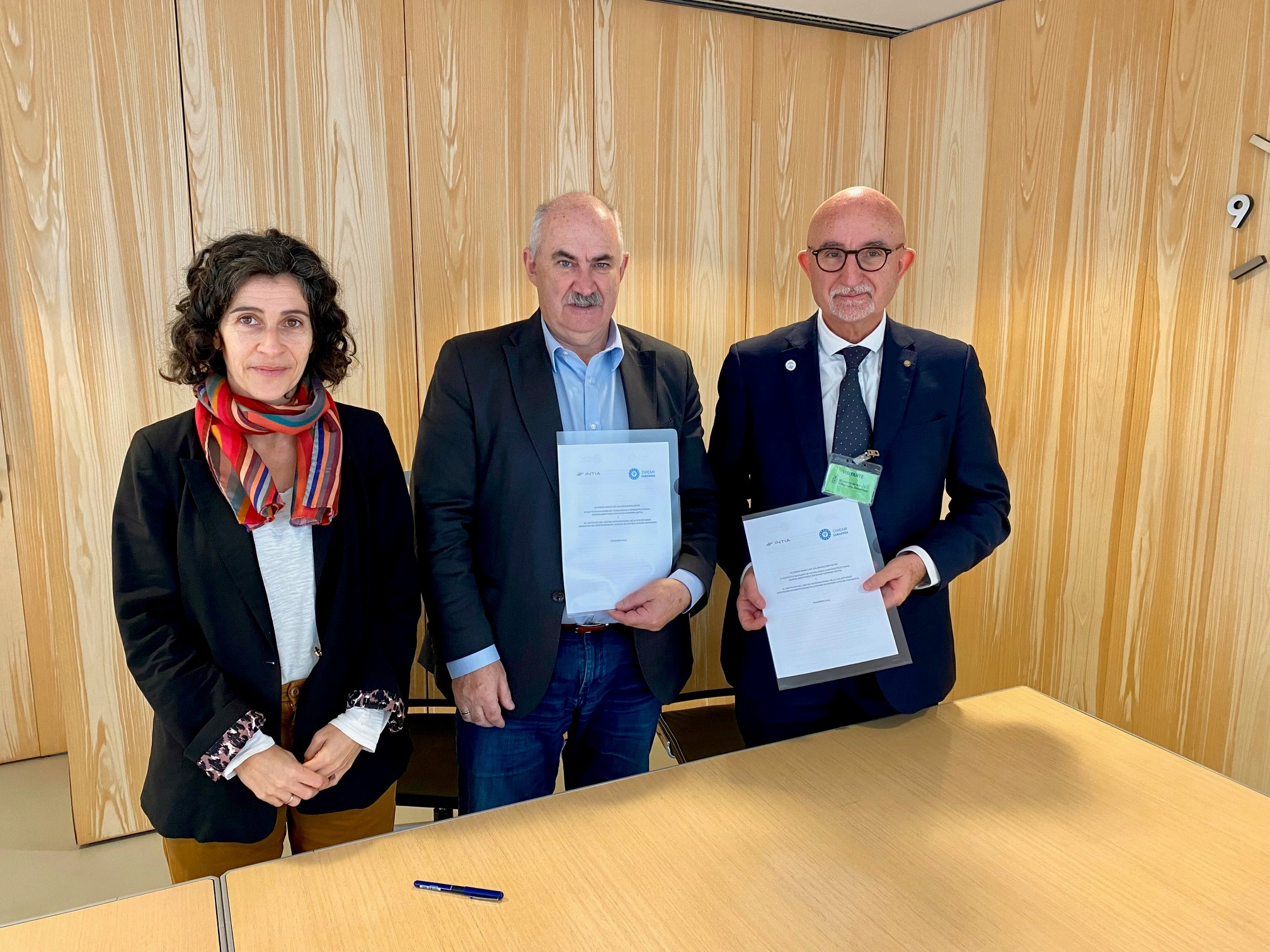 Fotografía de Natalia Bellostas, directora gerente de INTIA, el consejero Aierdi y el director del Centro Internacional de Altos Estudios Agronómicos Mediterráneos, Raúl Compés, tras la firma del convenio.