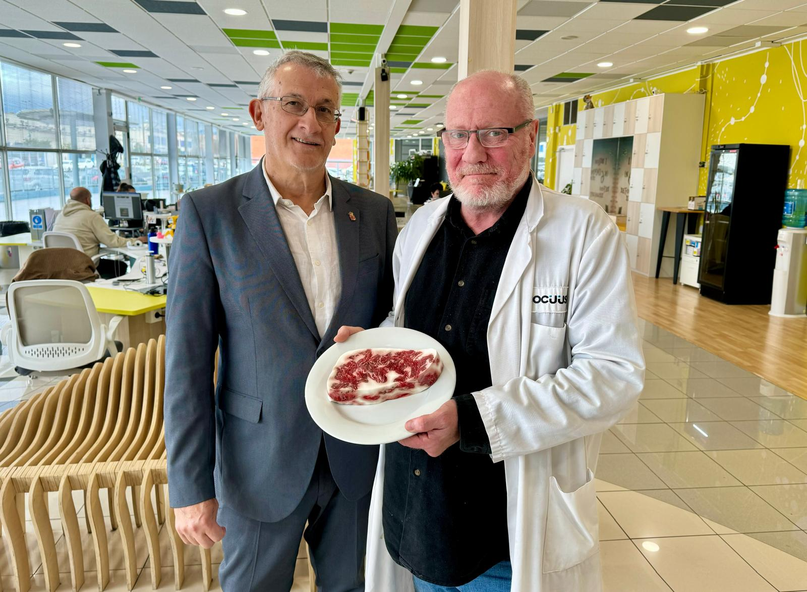 Fotografía del vicepresidente Taberna junto con el fundador de Cocuus, Patxi Larumbe.