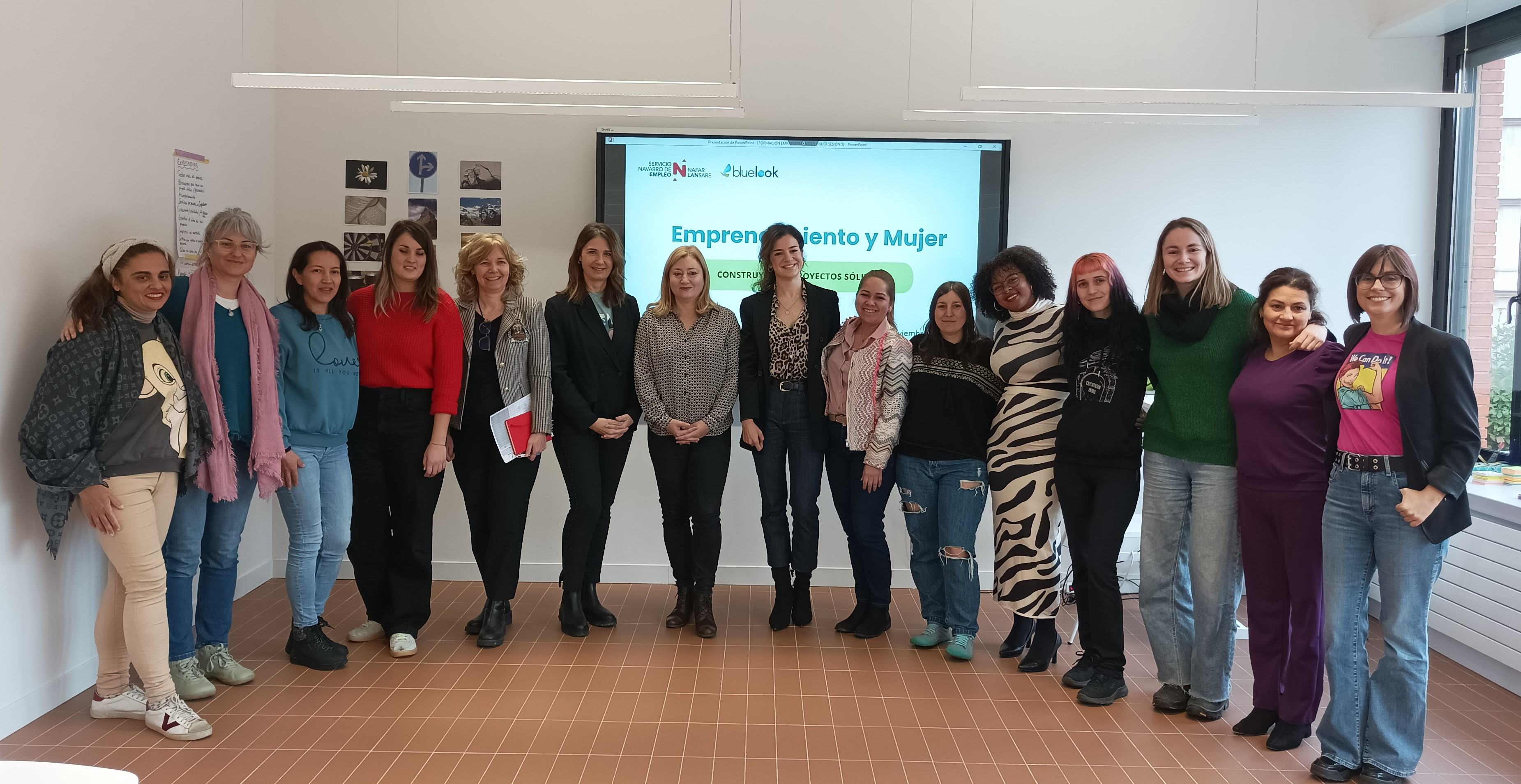 Fotografía de la directora gerente de Empleo, Miriam Martón, con las mujeres participantes en la sesión.