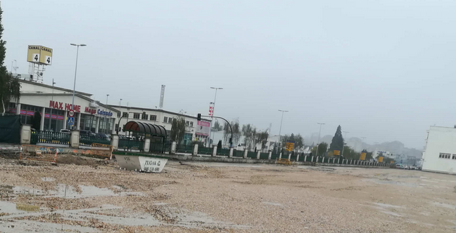 Fotografía del terreno y al fondo naves industriales