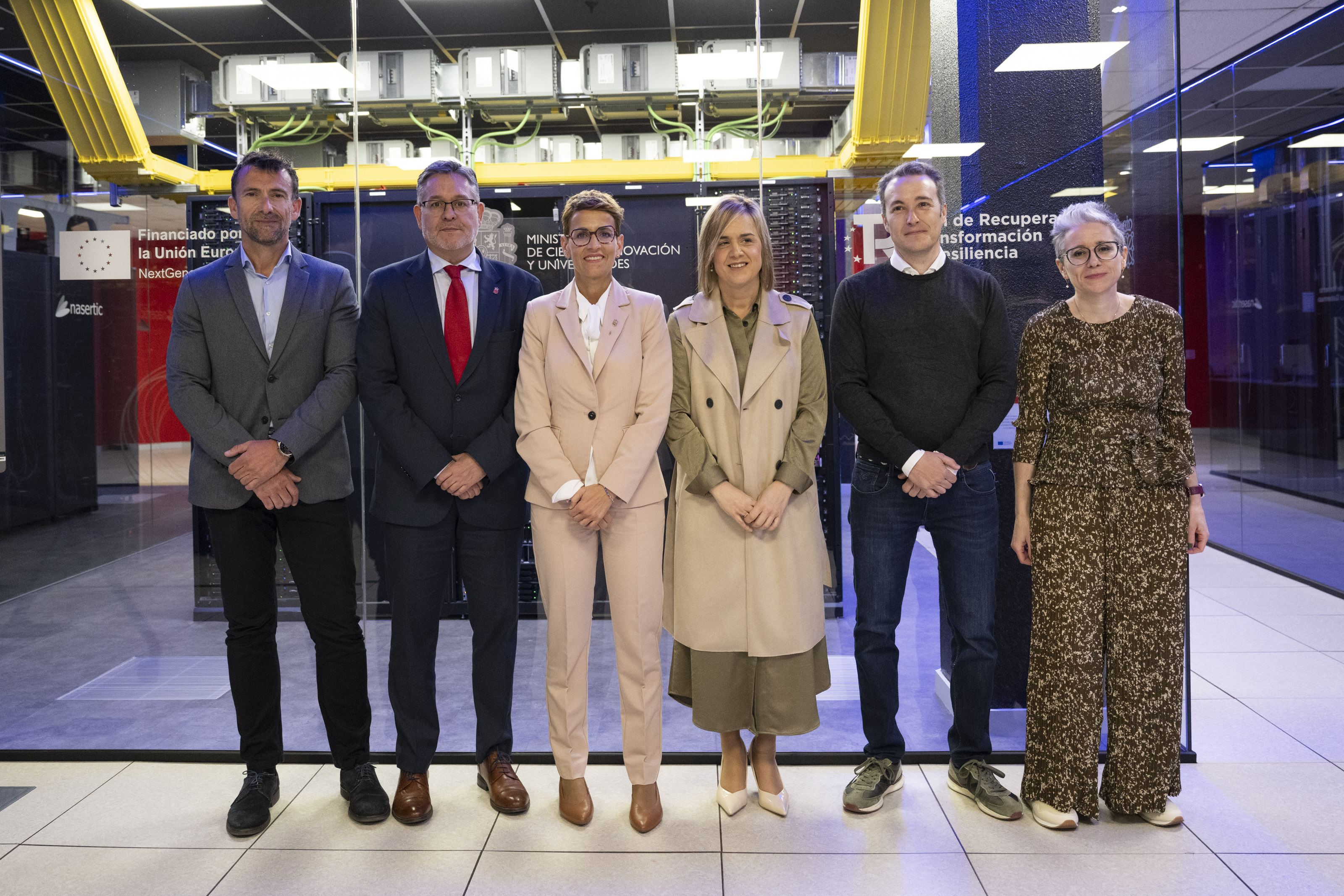 Fotografía de Josean Vizcay (director general de Telecomunicaciones y Digitalización), el consejero García, la Presidenta Chivite, la delegada Echeverría, Luis Campos (director gerente de NASERTIC) e Izaskun Echeverría ( responsable del Área de Sistemas y CPD de NASERTIC).
