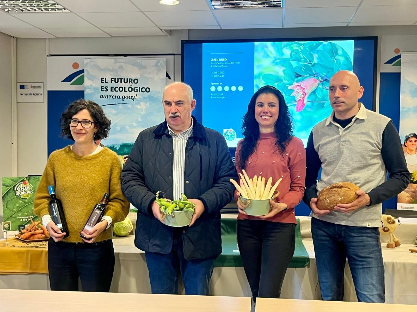 Fotografía de Natalia Bellostas (INTIA), el consejero Aierdi, la presidenta de CPAEN, Mª José Arrondo; y el director técnico de esta entidad, Enrique Arnedo.