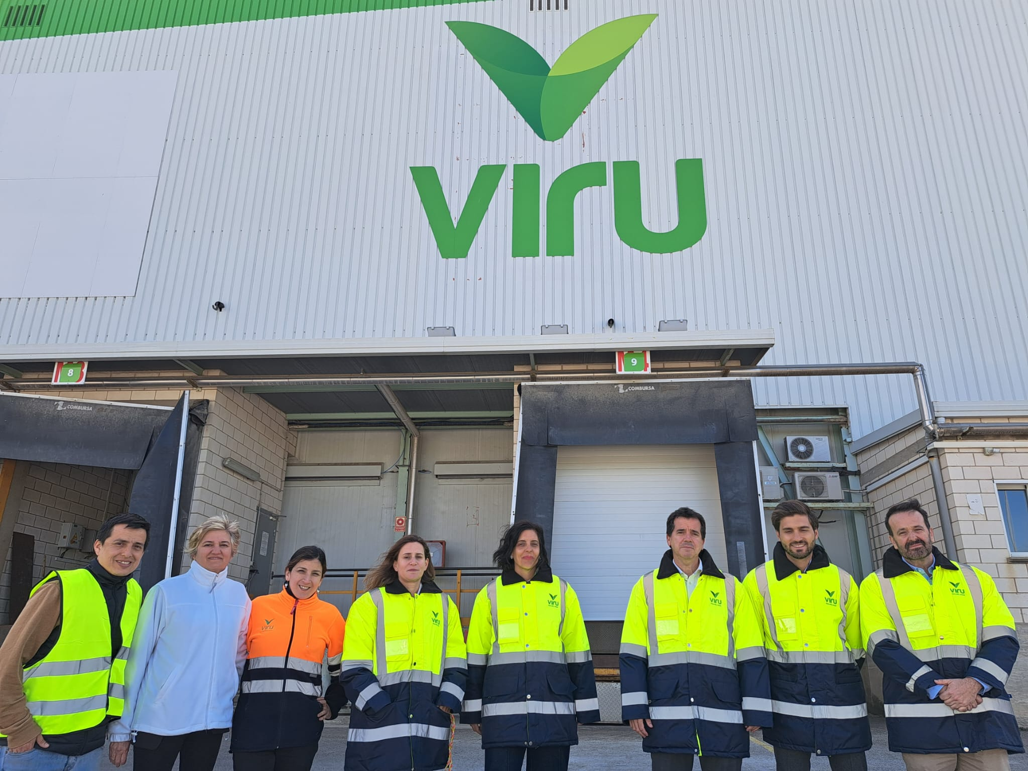 Fotografía del consejero Irujo, la directora gerente de CEIN, Uxue Itoiz y representantes de la empresa Viru. 