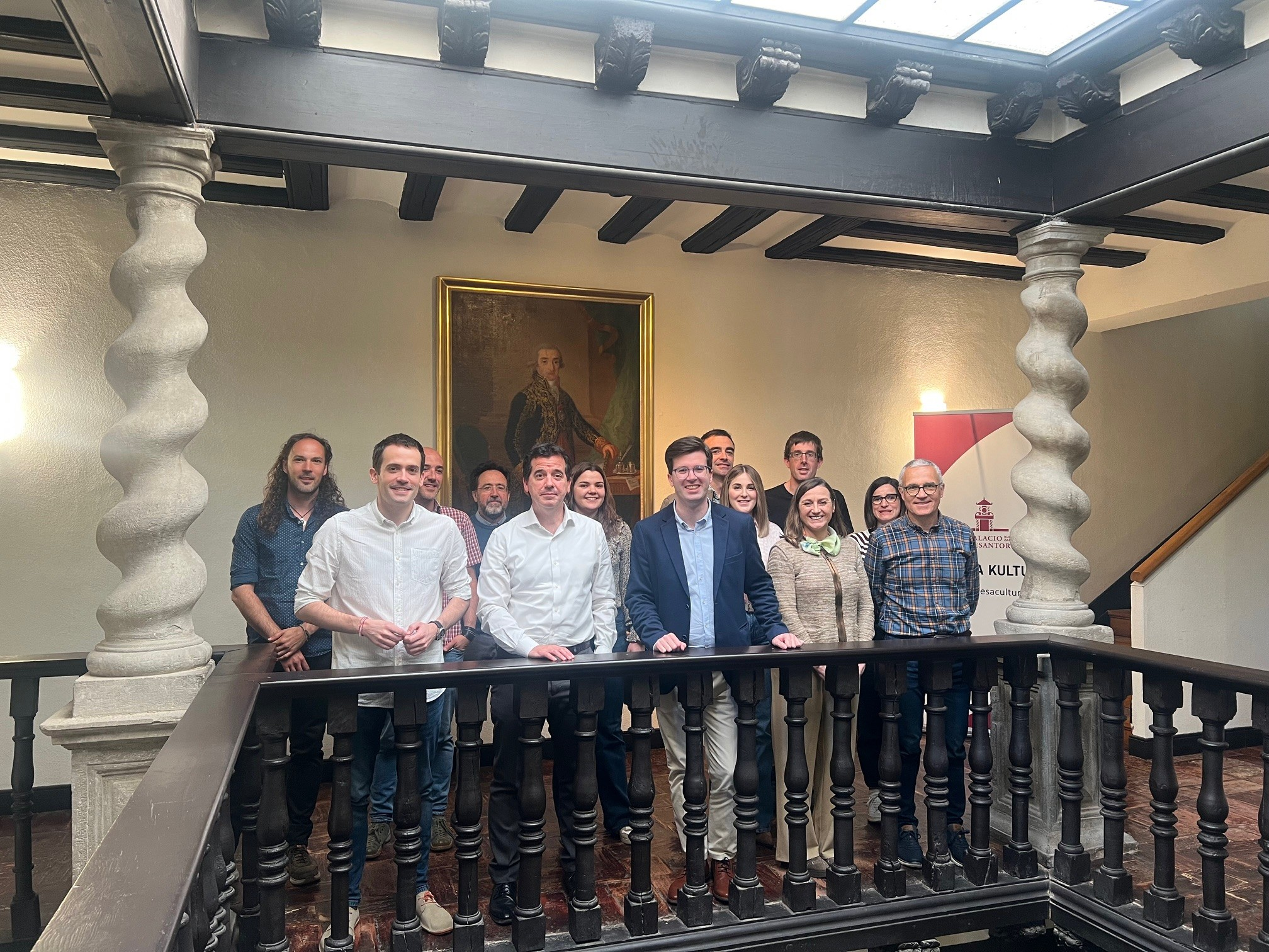 Fotografía del consejero Irujo, el director general Ezcurra y el alcalde Solozábal, junto a Iñigo Arteche y representantes de los cuatro Grupos de Acción Local: TEDER, Consorcio EDER, Zona Media y Cederna-Garalur.