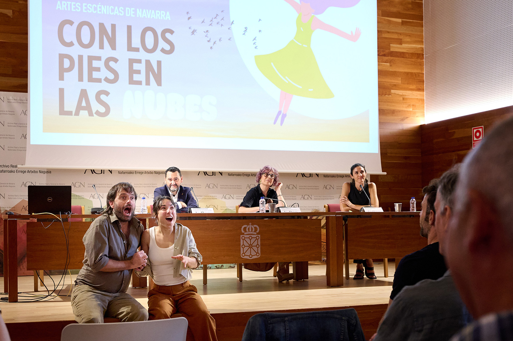 Fotografía de un momento de la presentación se ha realizado una entrada guionizada y una dramaturgia escénica a cargo de la compañía De Improviso