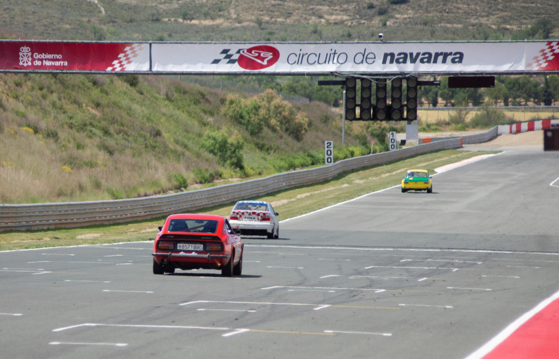 Fotografía exterior de un circuito de carreras donde aparecen tres coches.