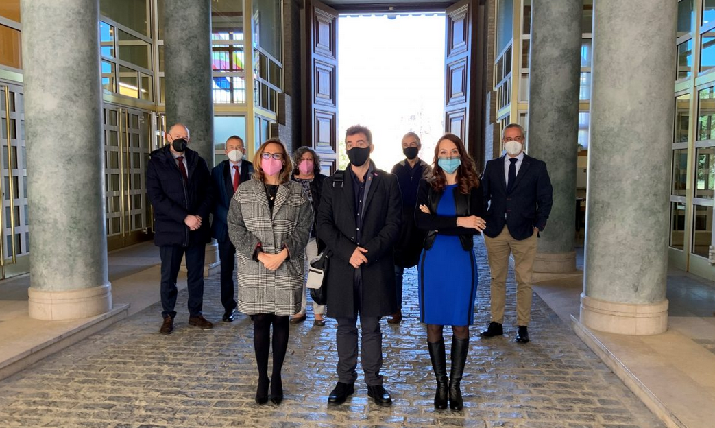 Fotografía donde salen ocho personas de pie.