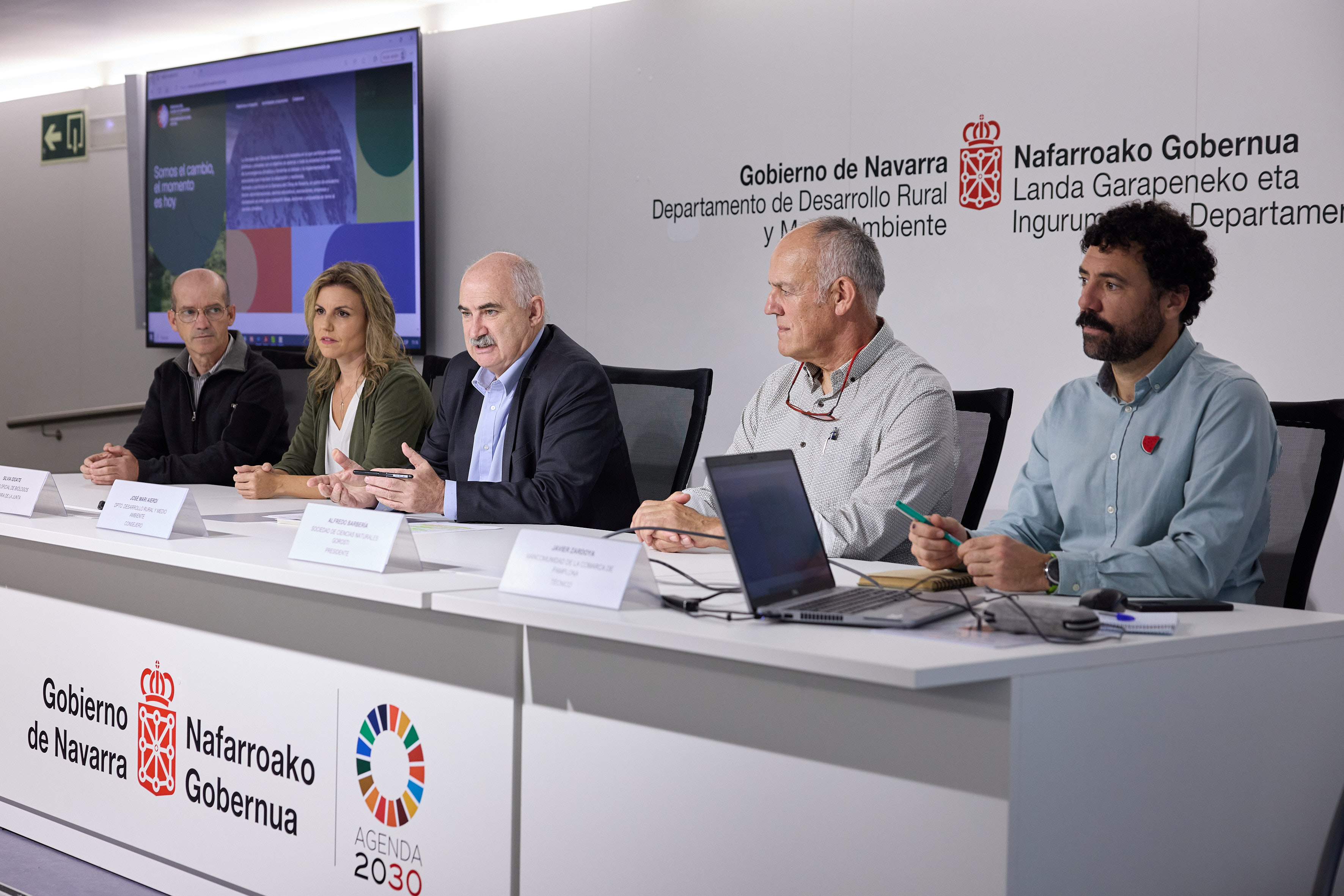 Fotografía de Mikel Baztan (Fundación Clima), Silvia Idoate (Colegio de Biólogos), consejero Aierdi, Alfredo Barbería (sociedad Gorosti) y Javier Zardoya (MCP).