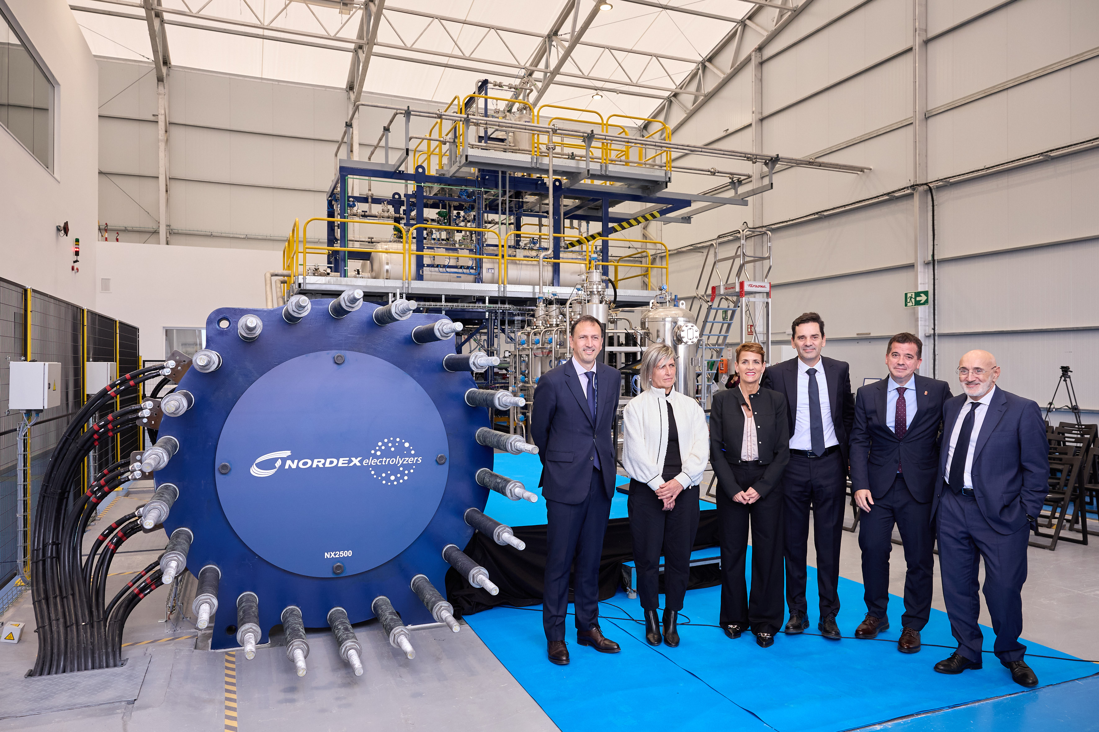 Fotografía de la presidenta Chivite junto a otros representantes