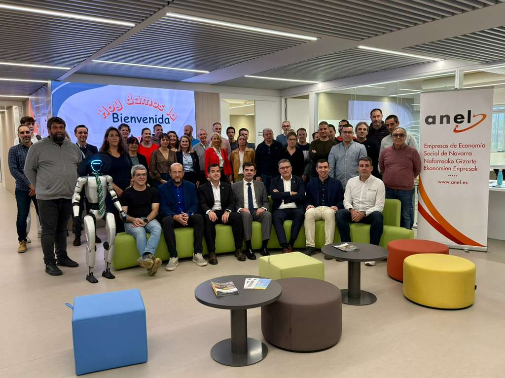 Fotografía de los consejeros Irujo y García, con el resto de participantes. 