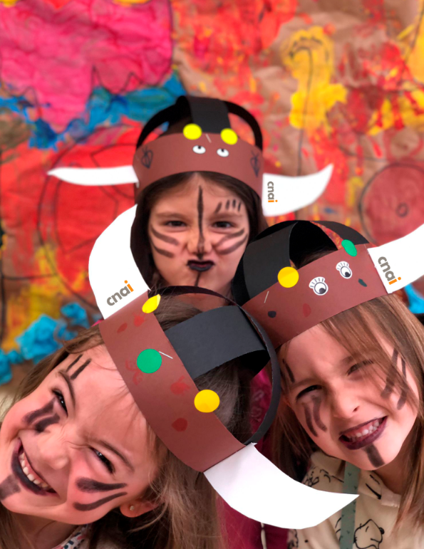 Fotografía de la cara de tres niñas pintadas y con el gorro de vikingos