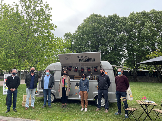 Fotografía de siete personas delante de un food truck